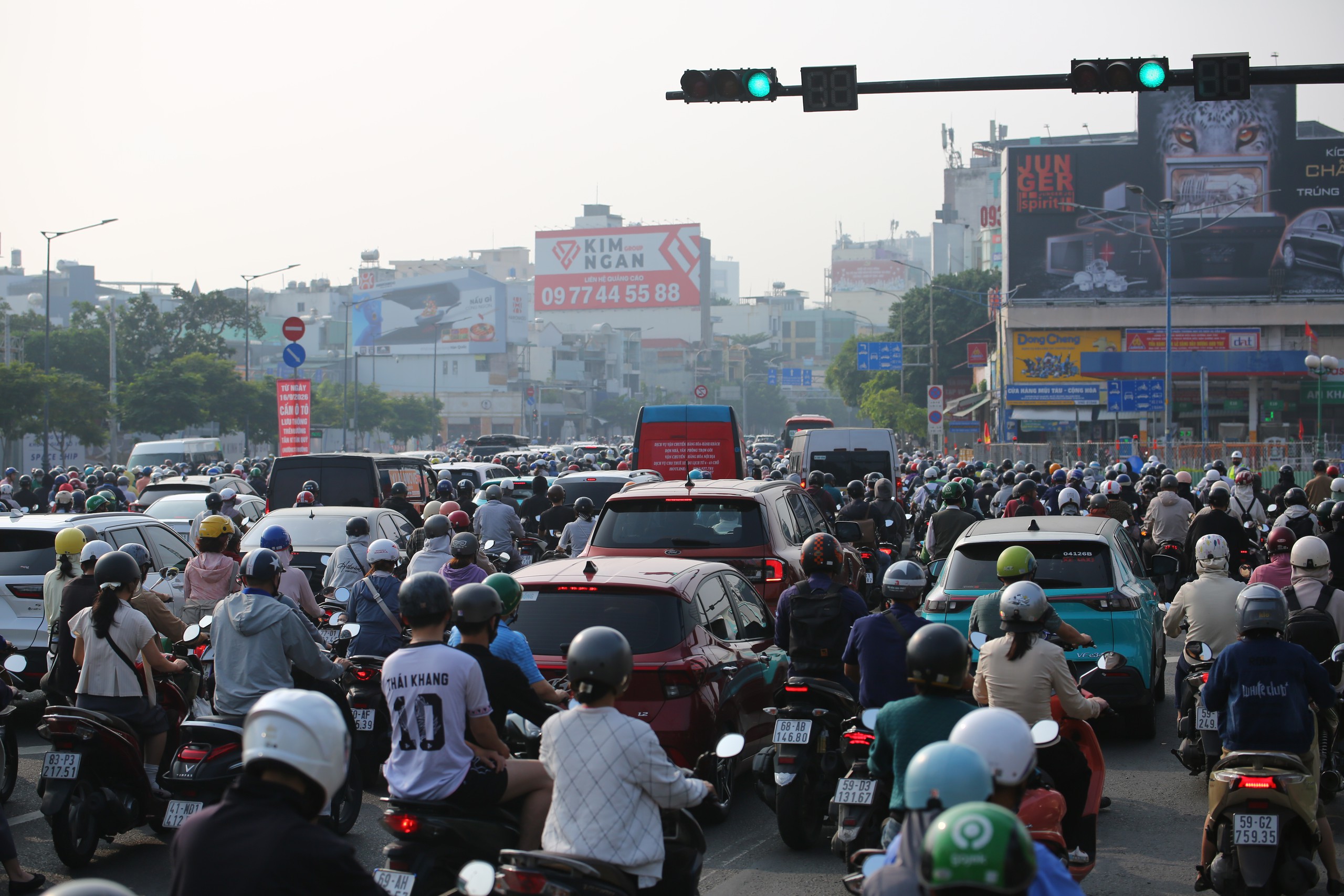 Cửa ng&otilde; TP.HCM &ugrave;n ứ v&igrave; c&ocirc;ng trường thi c&ocirc;ng ga ngầm metro- Ảnh 8.