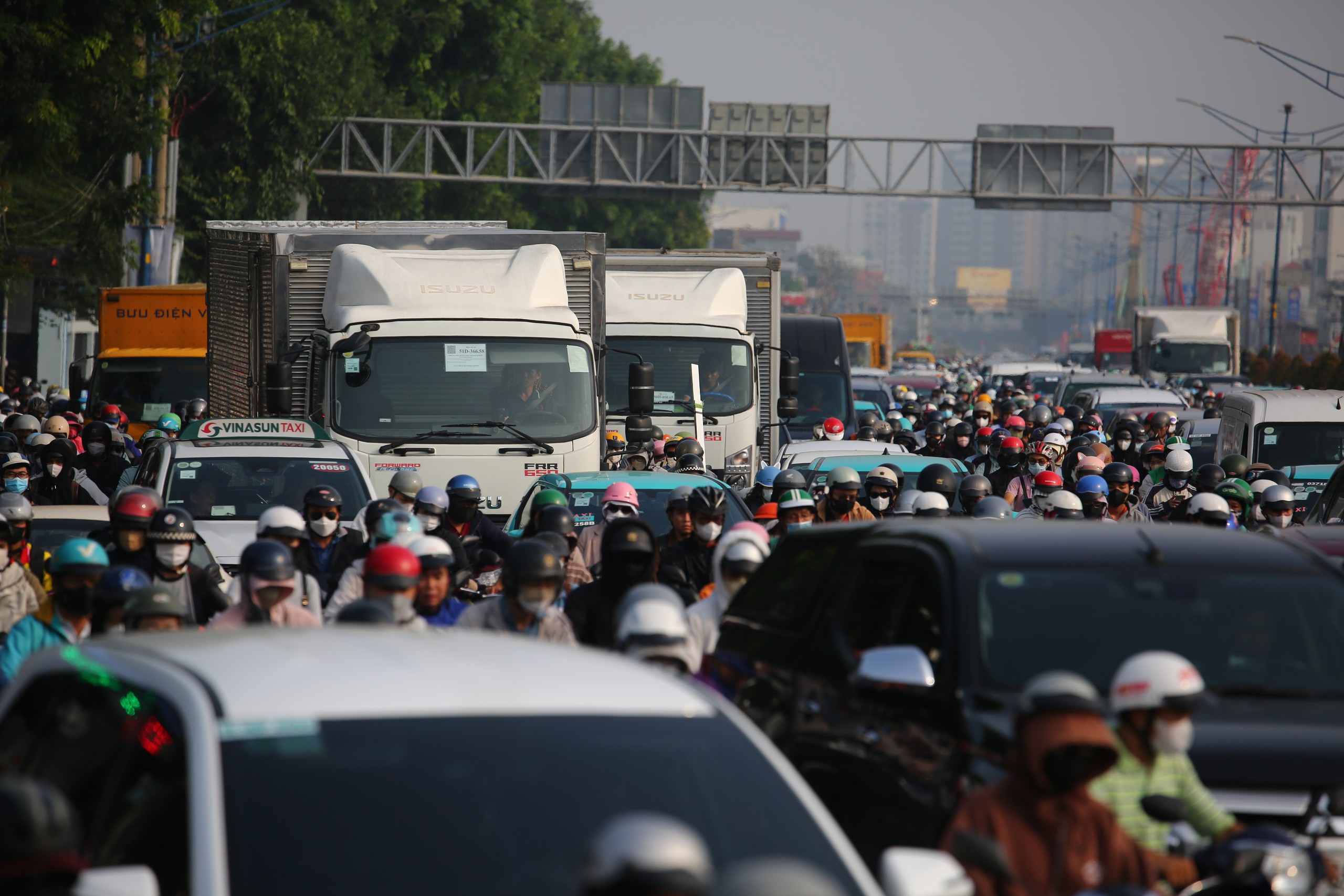 Cửa ng&otilde; TP.HCM &ugrave;n ứ v&igrave; c&ocirc;ng trường thi c&ocirc;ng ga ngầm metro- Ảnh 1.