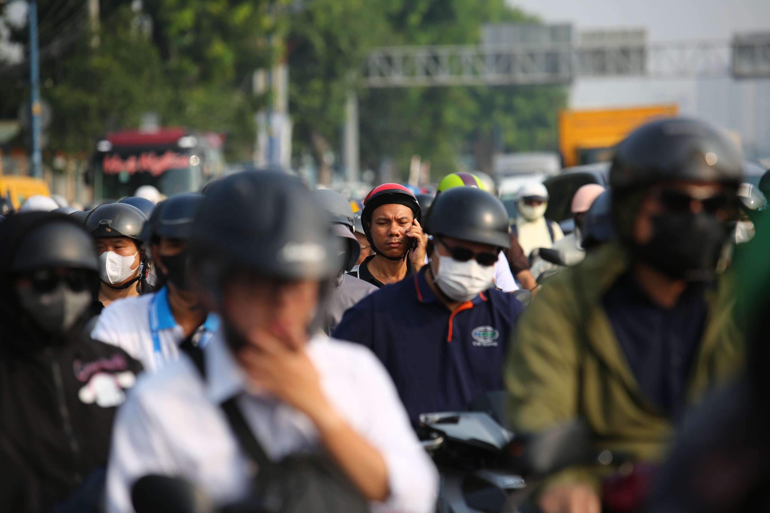 Cửa ng&otilde; TP.HCM &ugrave;n ứ v&igrave; c&ocirc;ng trường thi c&ocirc;ng ga ngầm metro- Ảnh 4.