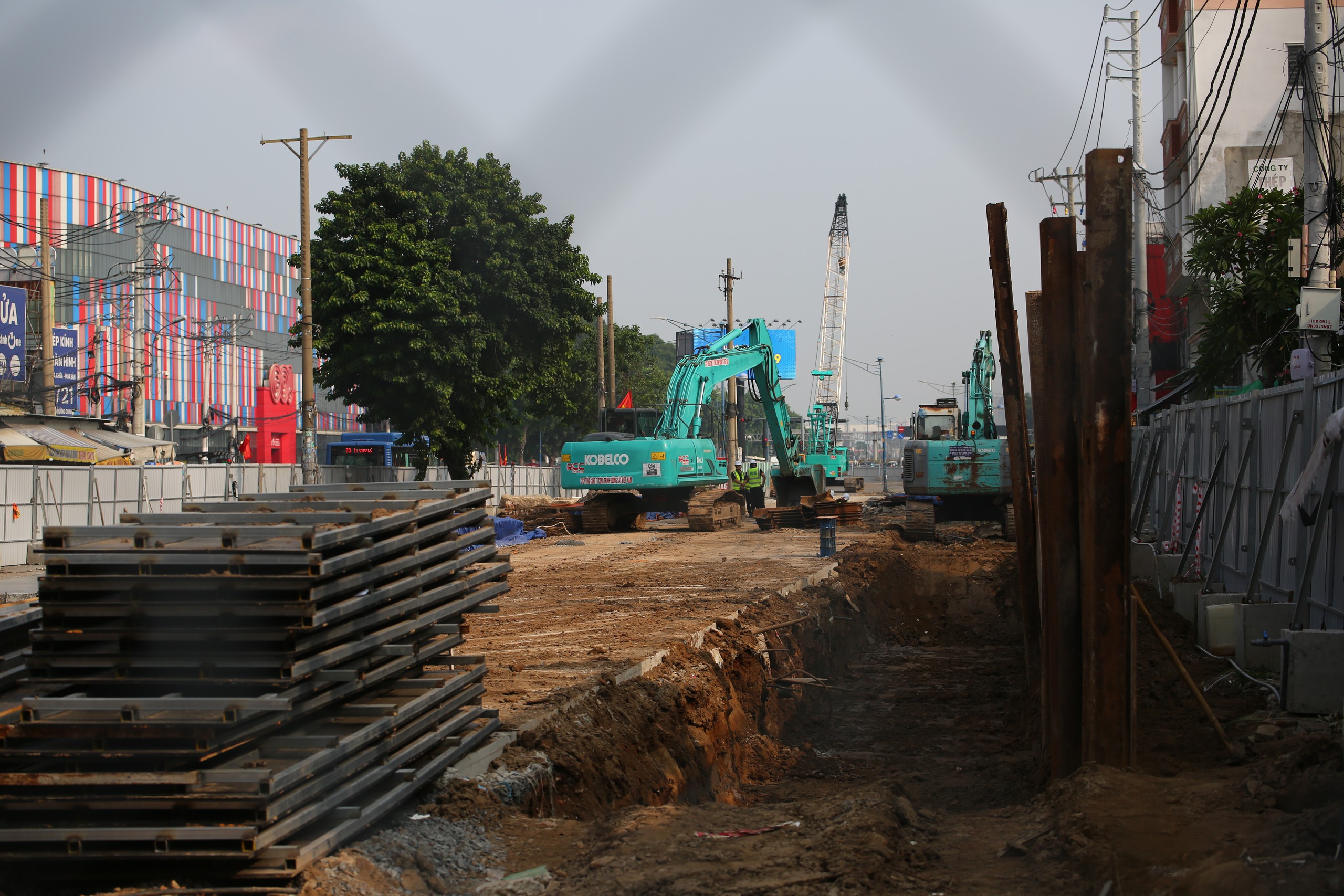 Cửa ng&otilde; TP.HCM &ugrave;n ứ v&igrave; c&ocirc;ng trường thi c&ocirc;ng ga ngầm metro- Ảnh 9.