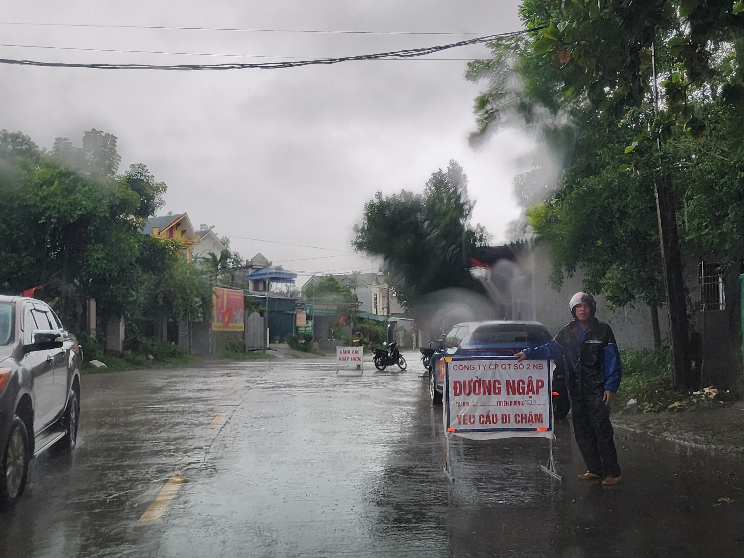 Ninh B&igrave;nh: Mưa lớn g&acirc;y ngập đường tỉnh 479, ph&acirc;n luồng giao th&ocirc;ng- Ảnh 2.