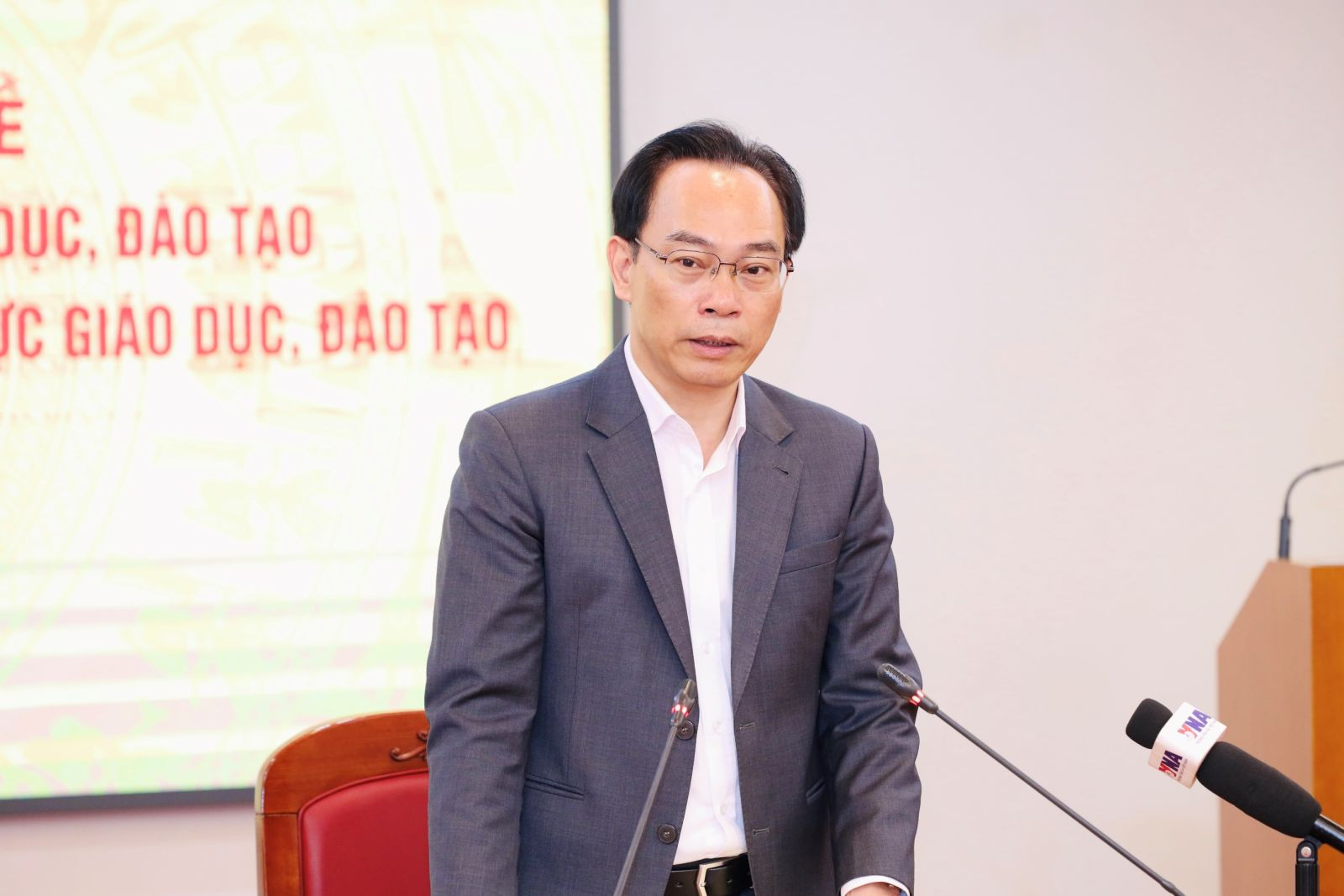Ng&agrave;y 20/9 diễn ra phi&ecirc;n giải tr&igrave;nh của Bộ trưởng Bộ Gi&aacute;o dục v&agrave; Đ&agrave;o tạo - Ảnh 1.