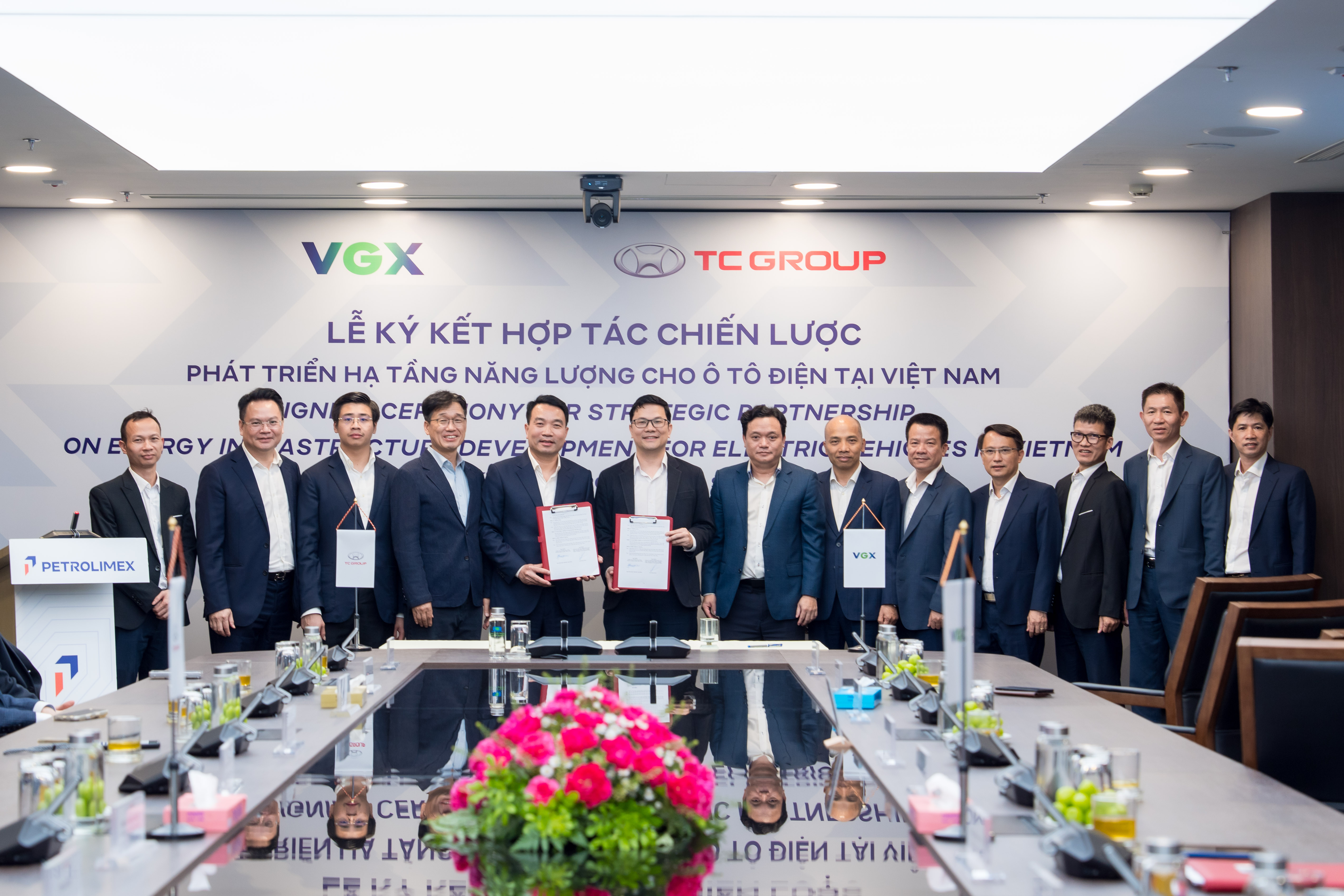 Thành Công bắt tay doanh nghiệp có Petrolimex phát triển trạm sạc - Ảnh 3.
