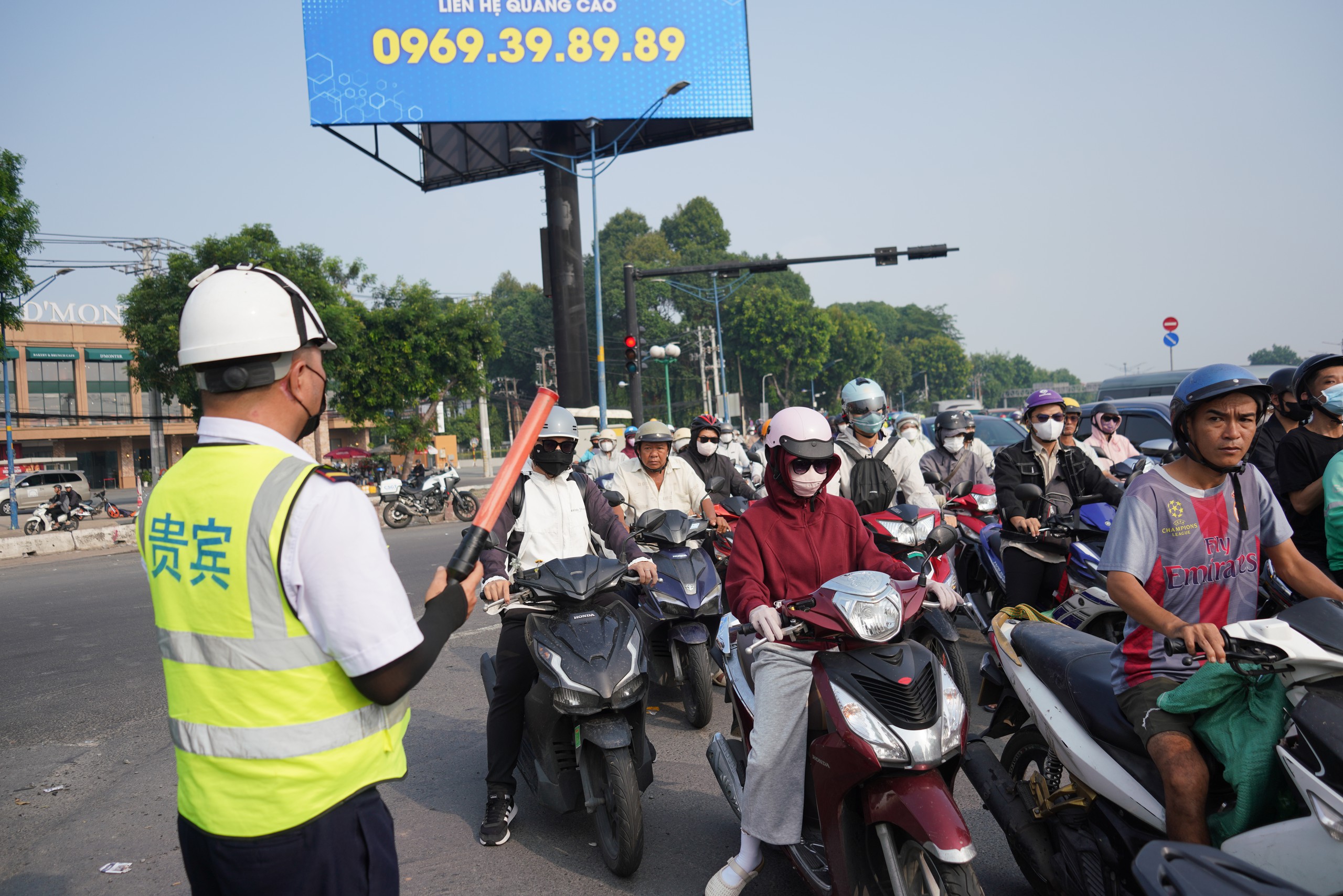 Cửa ng&otilde; TP.HCM &ugrave;n ứ v&igrave; c&ocirc;ng trường thi c&ocirc;ng ga ngầm metro- Ảnh 5.