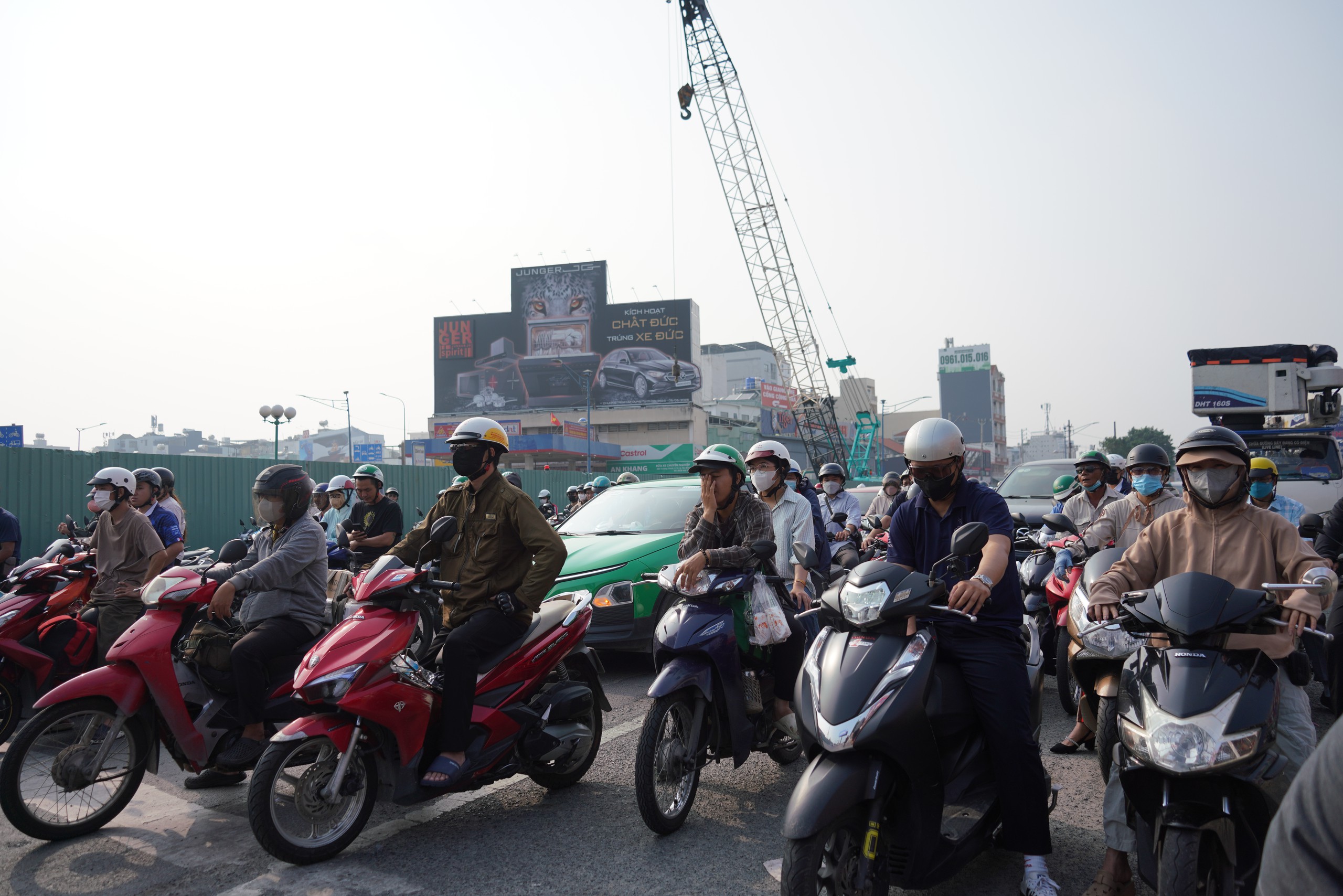 Cửa ng&otilde; TP.HCM &ugrave;n ứ v&igrave; c&ocirc;ng trường thi c&ocirc;ng ga ngầm metro- Ảnh 10.