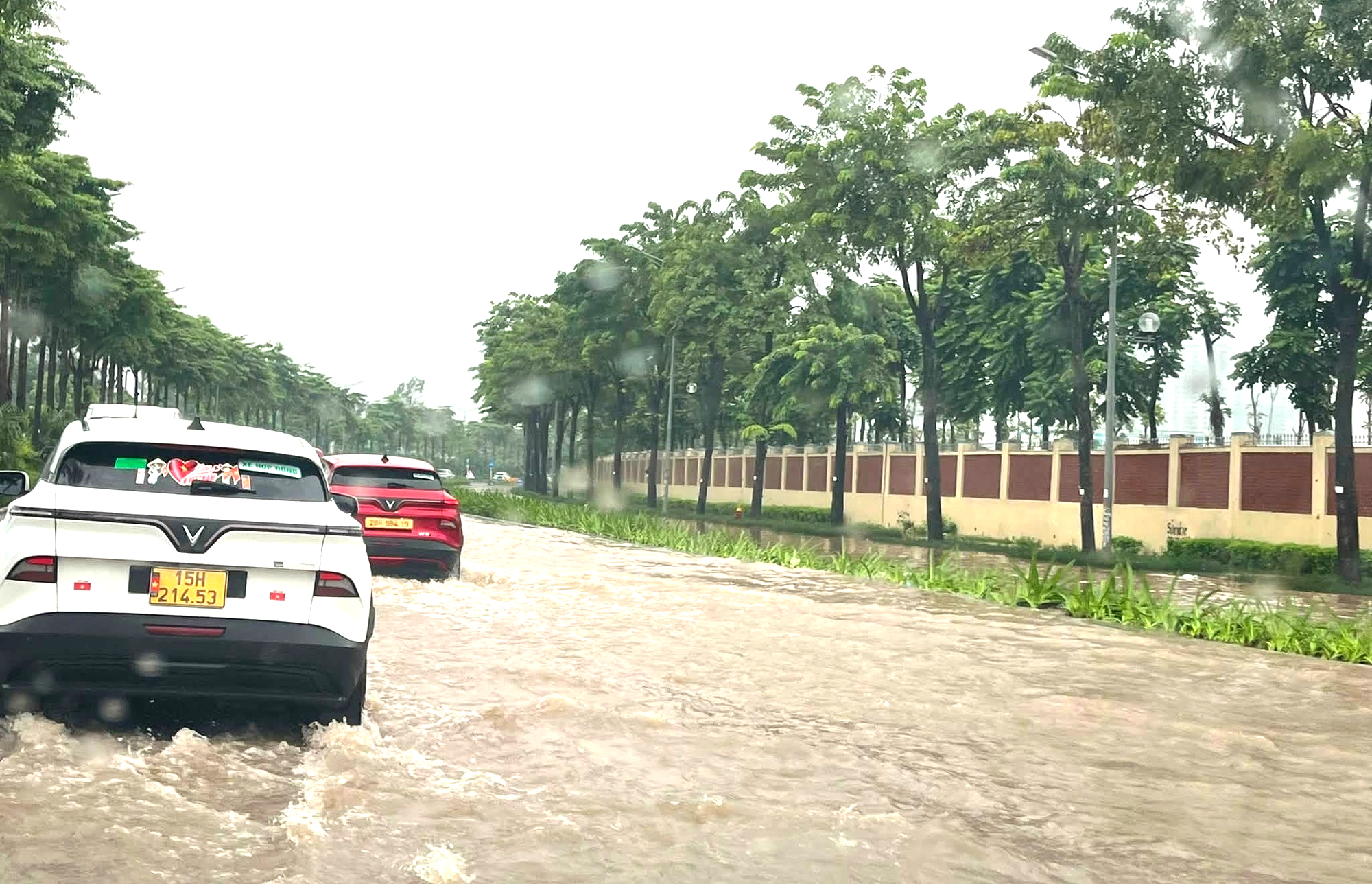 Mưa xối xả nhiều ng&agrave;y, tổng lượng mưa c&oacute; nơi đạt 570mm, H&agrave; Nội bơm ti&ecirc;u &uacute;ng hết c&ocirc;ng suất - Ảnh 1.
