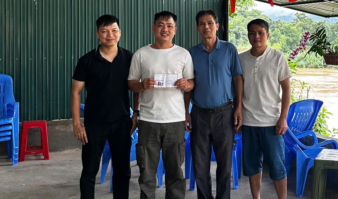 Thưởng n&oacute;ng người đ&agrave;n &ocirc;ng Nghệ An lao xuống d&ograve;ng lũ xiết cứu sống cụ b&agrave;- Ảnh 1.