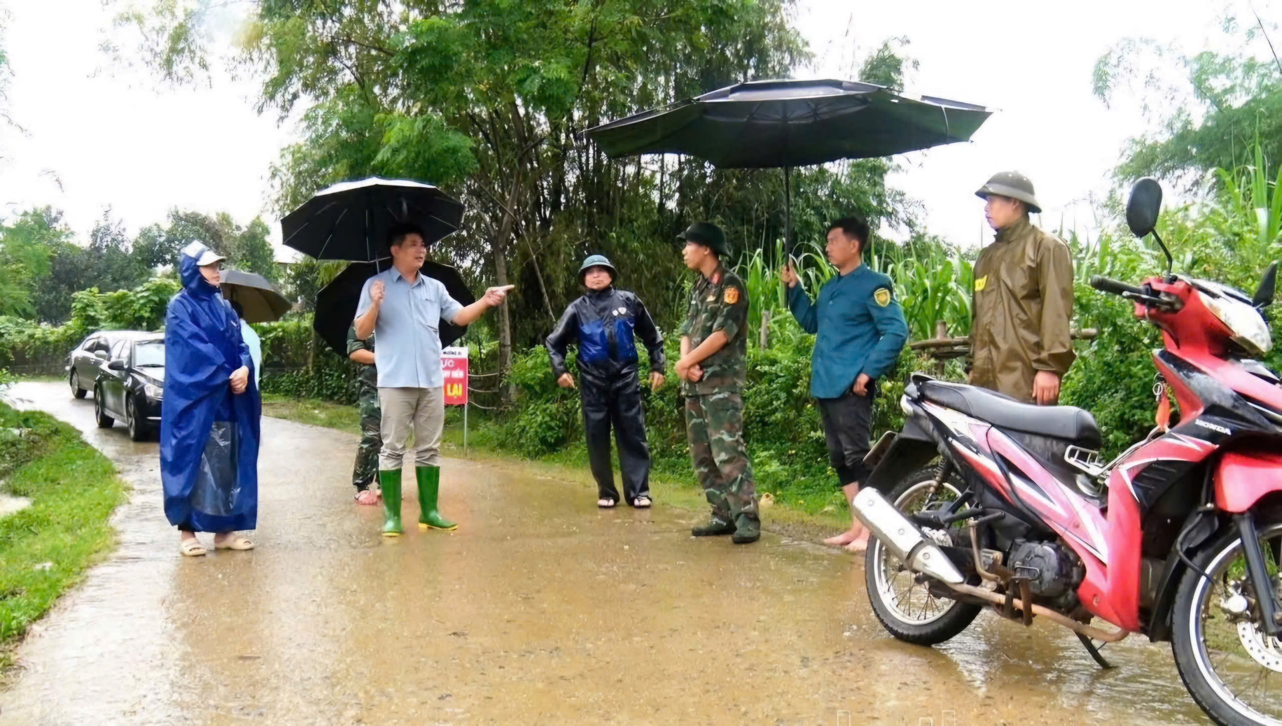 Phú Thọ: Tập trung ứng phó mưa lũ, khắc phục sự cố sạt lở đất nghiêm trọng- Ảnh 4.