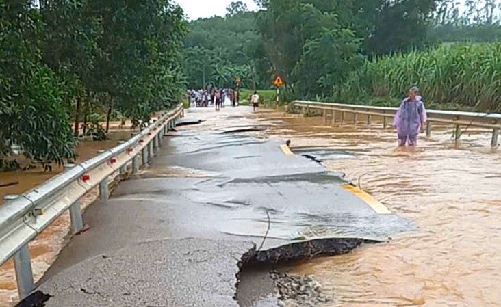 Mưa lớn g&acirc;y ngập, sạt lở nhiều tuyến đường tại Nghệ An, Thanh H&oacute;a - Ảnh 1.