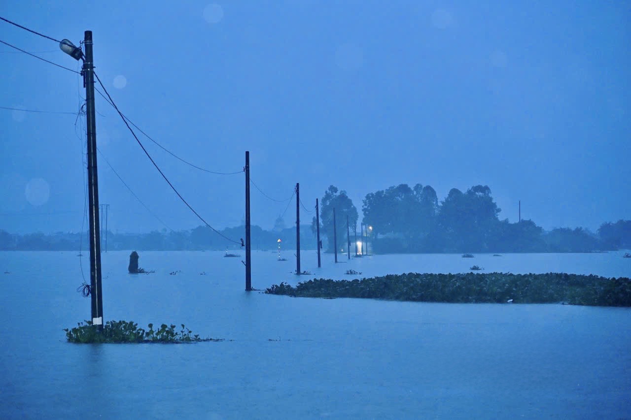 Ninh B&igrave;nh: S&ocirc;ng Ho&agrave;ng Long đạt đỉnh lũ, nước s&ocirc;ng Đ&aacute;y tiếp tục d&acirc;ng cao- Ảnh 1.