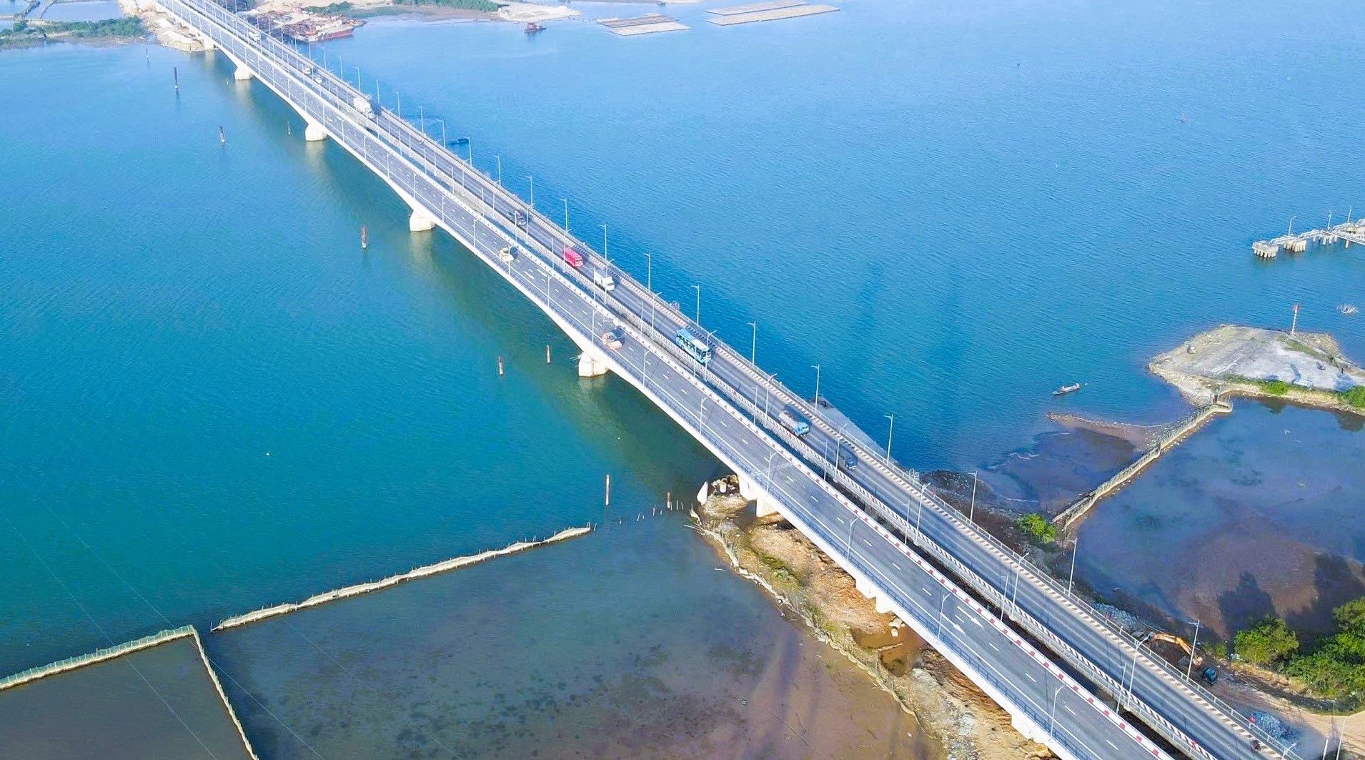 Quảng Trị: Thi công hạng mục thay gối cầu Gianh cũ, phương tiện lưu thông thế nào?- Ảnh 2.