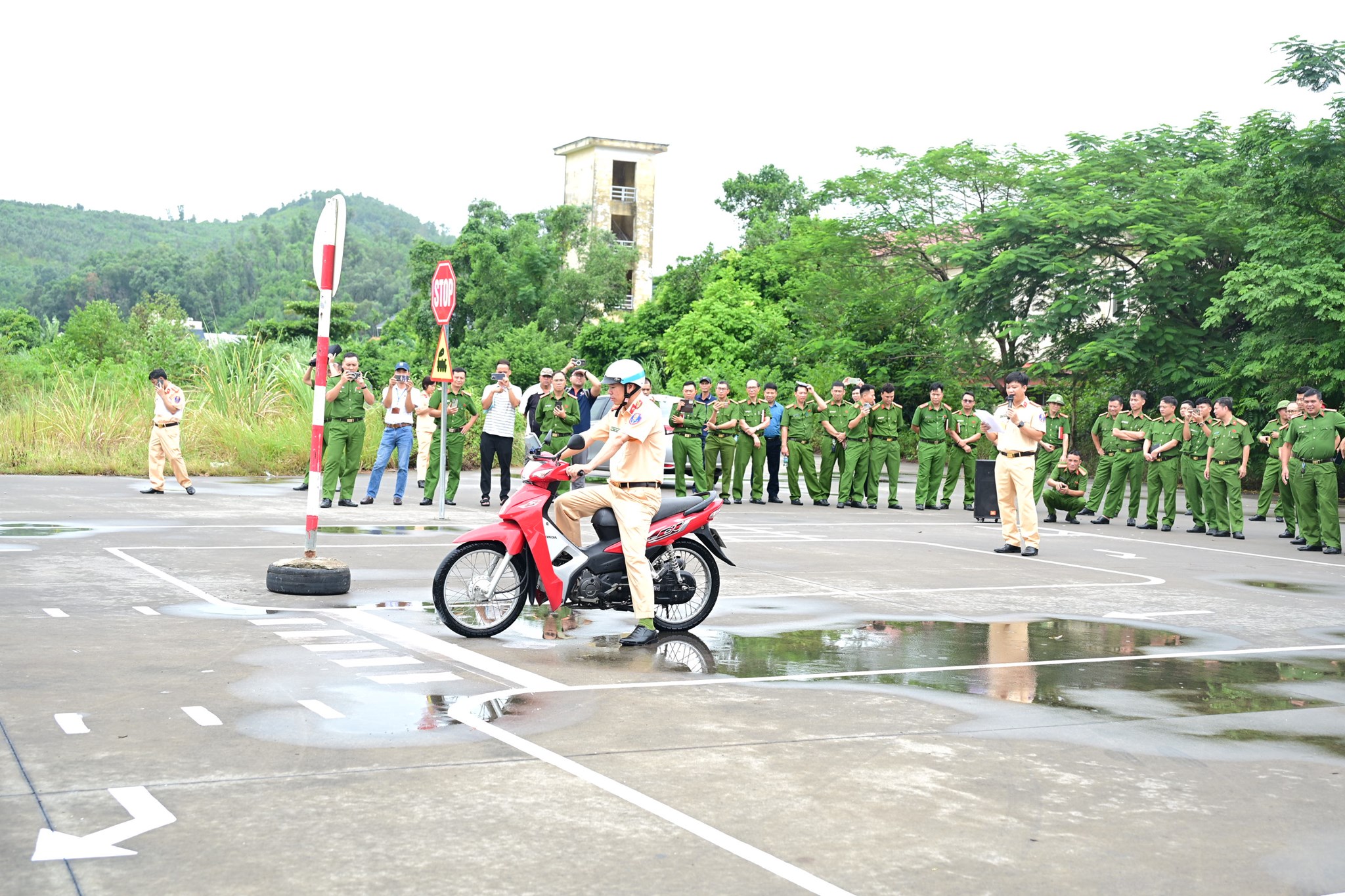 Gần 900 &lsquo;tiểu gi&aacute;o vi&ecirc;n&rsquo; tham gia chiến dịch đ&agrave;o tạo l&aacute;i xe m&ocirc; t&ocirc; an to&agrave;n ở Hải Ph&ograve;ng- Ảnh 3.