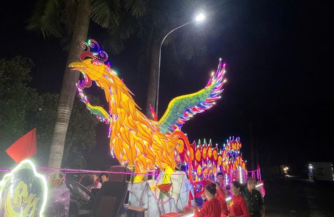 M&atilde;n nh&atilde;n m&ocirc; h&igrave;nh đ&egrave;n Trung thu khổng lồ, lung linh tr&ecirc;n đường phố Tuy&ecirc;n Quang- Ảnh 7.