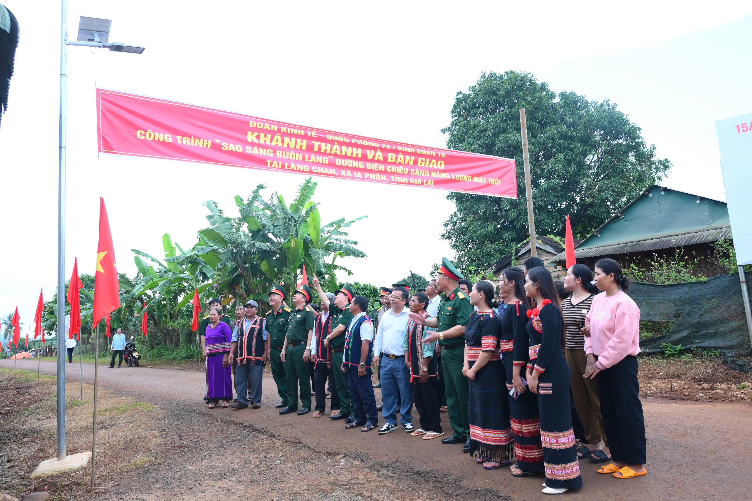 Gia Lai: Trao tặng 2,1km đường điện năng lượng mặt trời để thắp s&aacute;ng đường l&agrave;ng bi&ecirc;n giới- Ảnh 1.
