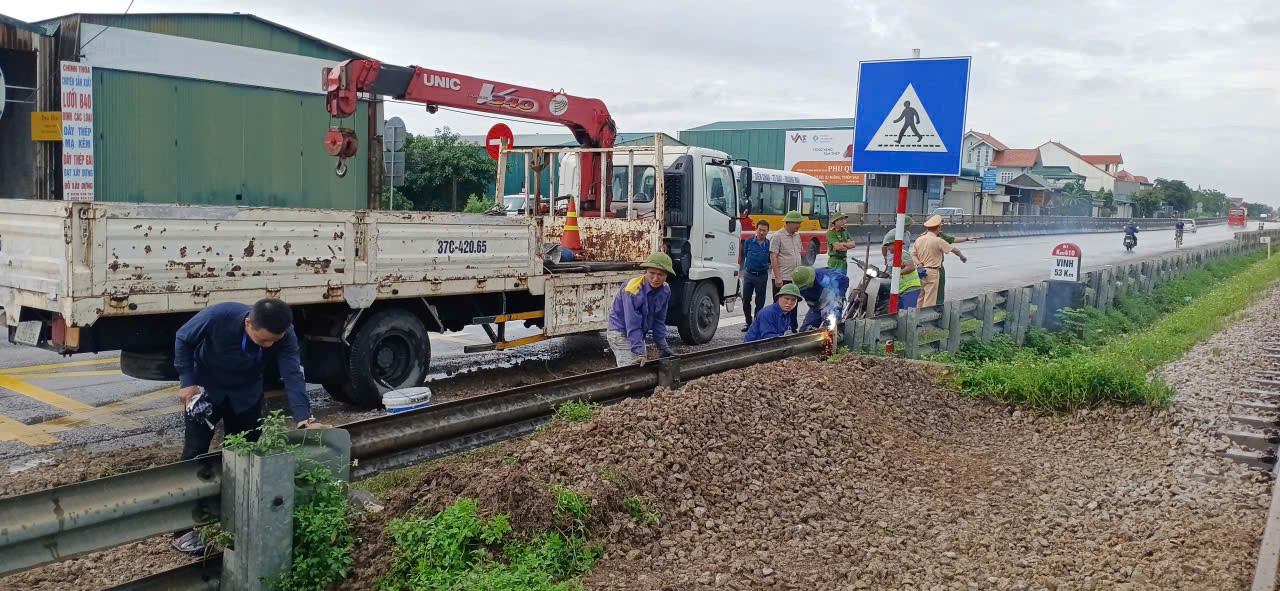 Nghệ An đ&oacute;ng, x&oacute;a 5 lối đi tự mở qua đường sắt- Ảnh 2.