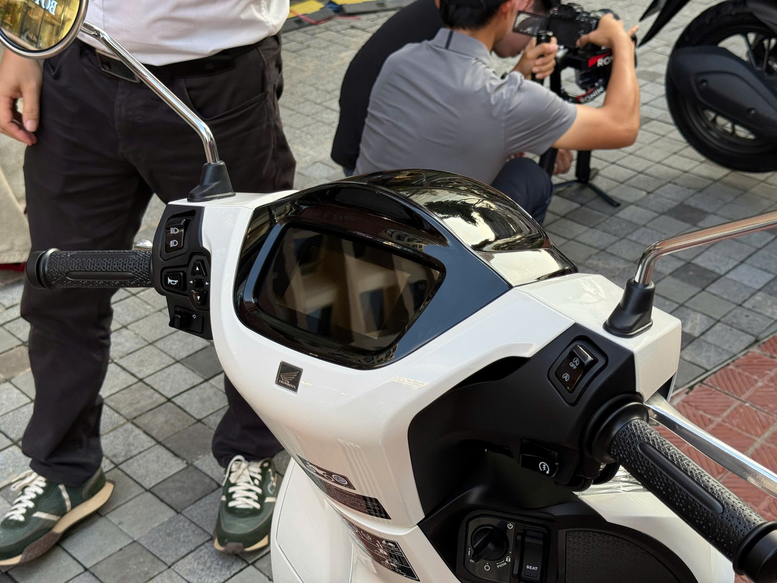 Honda SH Mode 2027 thêm màn hình TFT, giá từ 60,79 triệu - Ảnh 4.