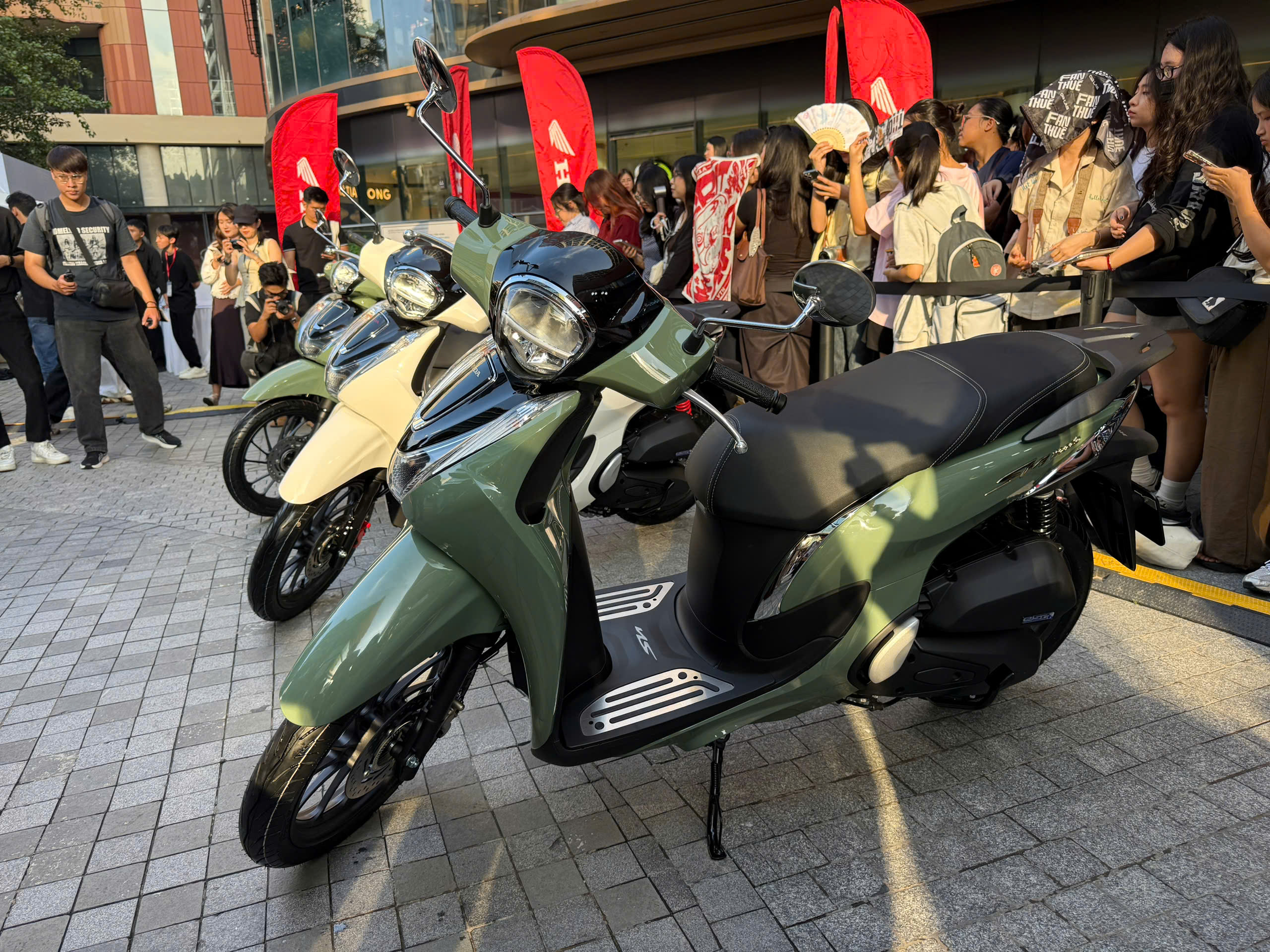 Honda SH Mode 2027 thêm màn hình TFT, giá từ 60,79 triệu - Ảnh 1.