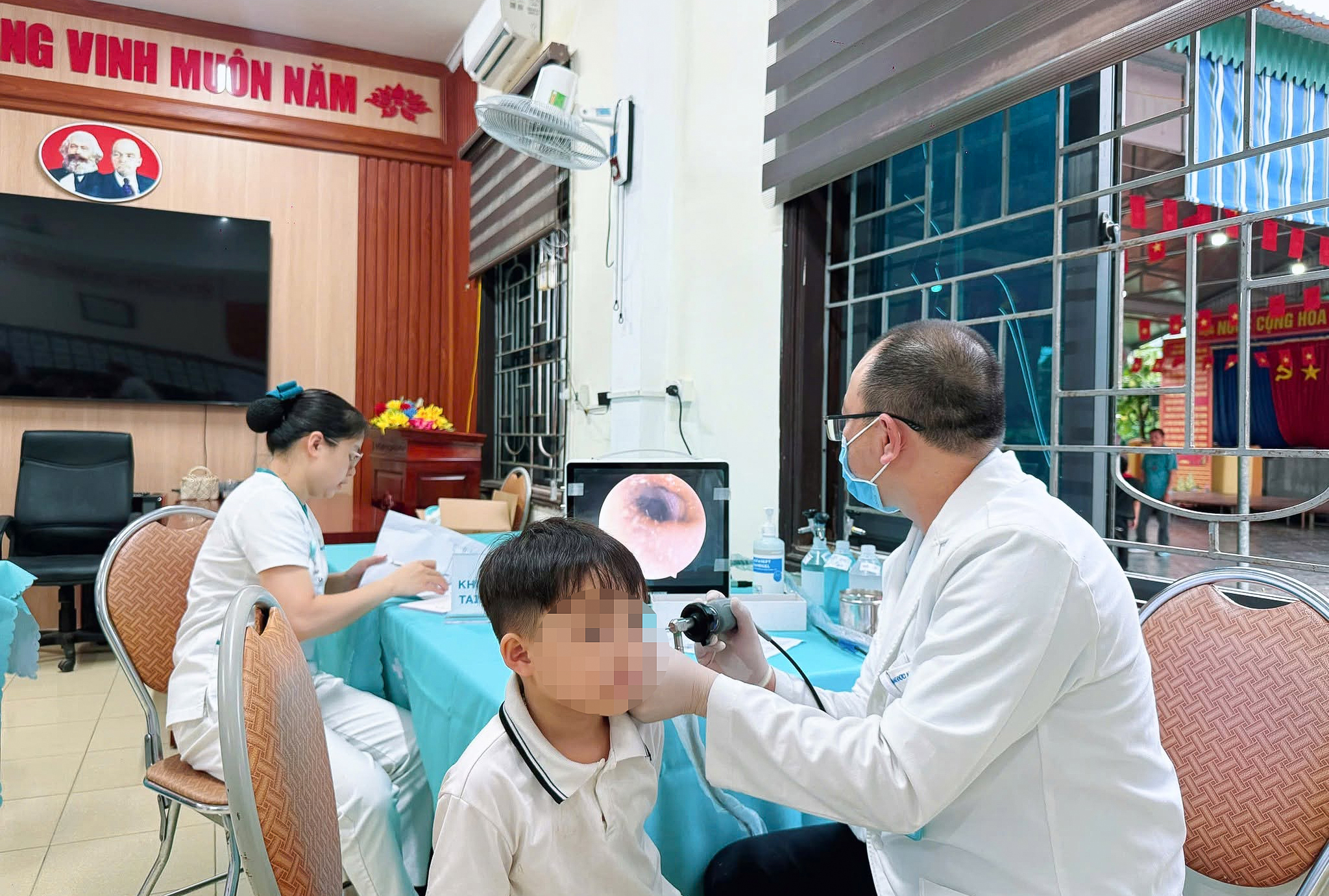 Những người l&agrave;m b&aacute;o ở Nghệ An mang trung thu sớm cho trẻ em v&ugrave;ng s&acirc;u v&ugrave;ng xa- Ảnh 14.
