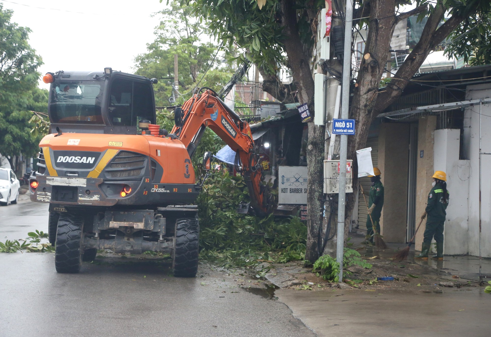 Nghệ An: Cắt tỉa 5.000 c&acirc;y xanh tr&ecirc;n c&aacute;c tuyến phố, đảm bảo an to&agrave;n trước m&ugrave;a mưa b&atilde;o- Ảnh 2.