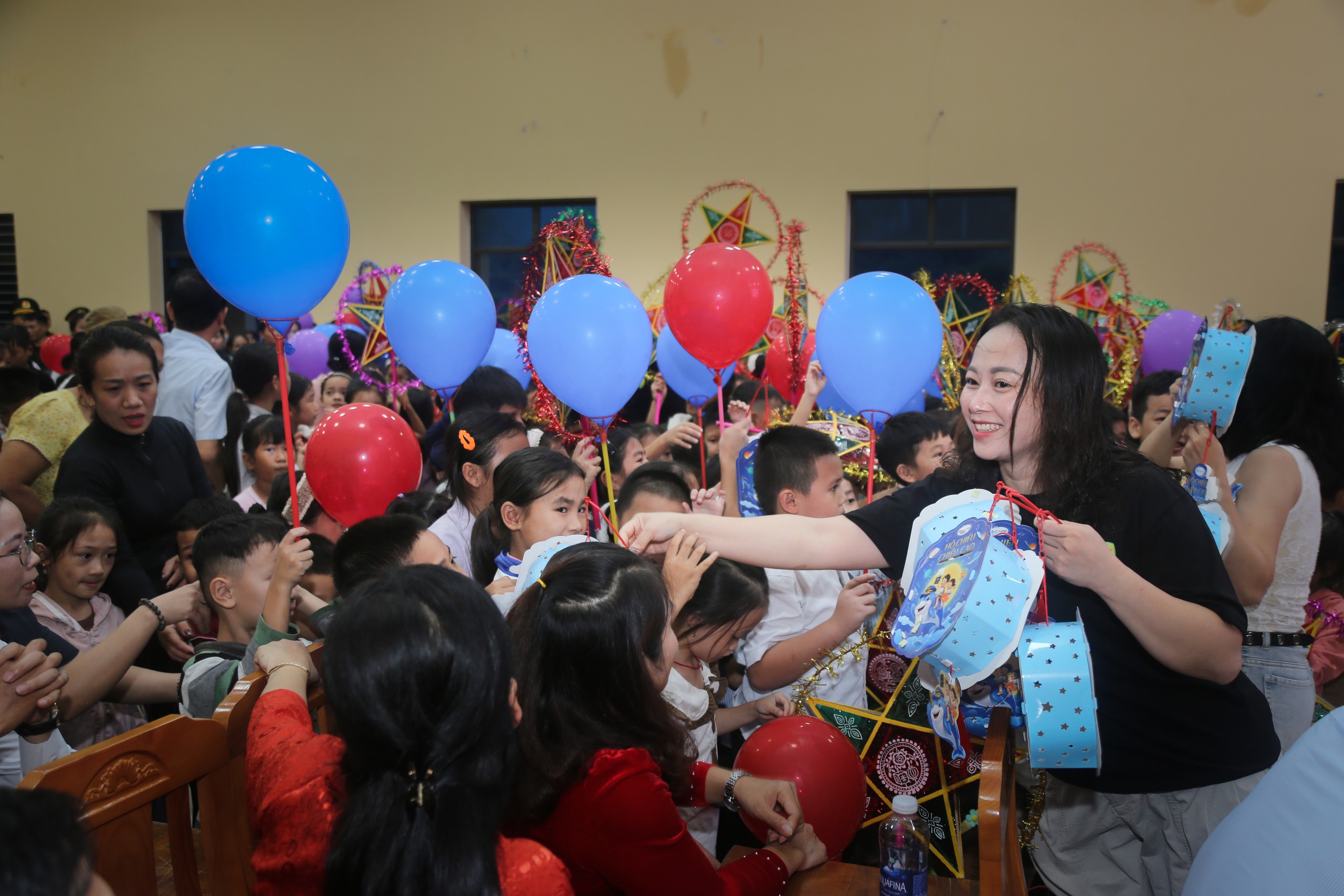 Những người l&agrave;m b&aacute;o ở Nghệ An mang trung thu sớm cho trẻ em v&ugrave;ng s&acirc;u v&ugrave;ng xa- Ảnh 4.