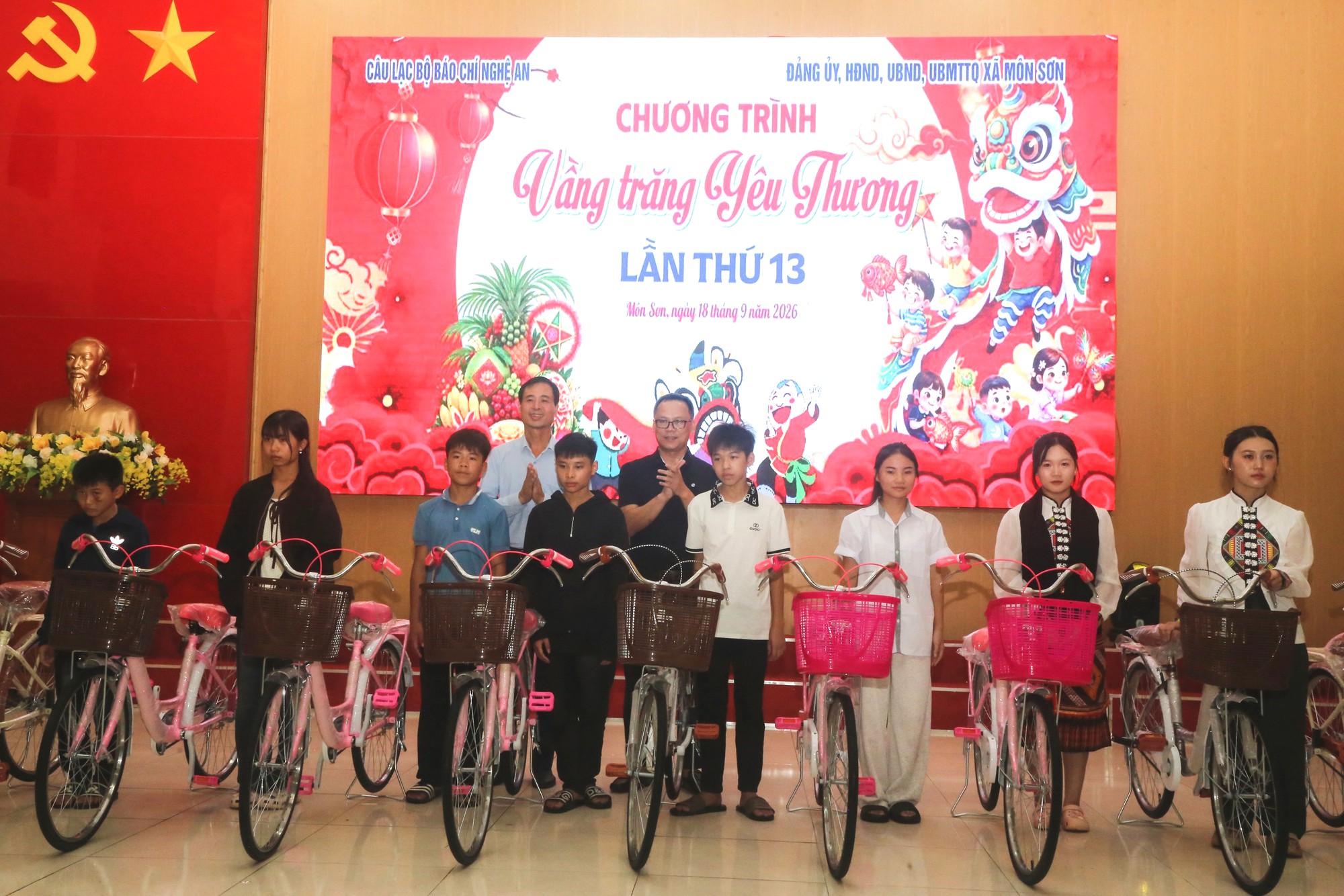 Những người l&agrave;m b&aacute;o ở Nghệ An mang trung thu sớm cho trẻ em v&ugrave;ng s&acirc;u v&ugrave;ng xa- Ảnh 3.