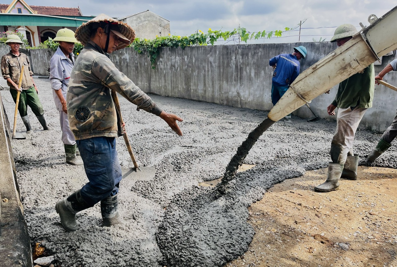 Đồng l&ograve;ng g&oacute;p sức, 15 hộ d&acirc;n th&ocirc;n Đức Trường l&agrave;m mới 200m đường giao th&ocirc;ng - Ảnh 1.