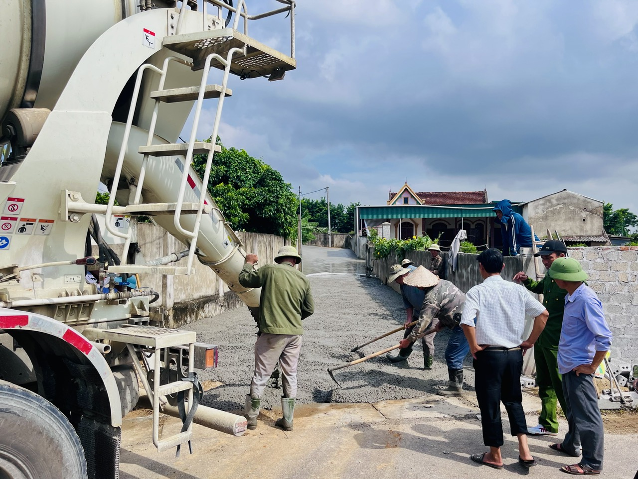 Đồng l&ograve;ng g&oacute;p sức, 15 hộ d&acirc;n th&ocirc;n Đức Trường l&agrave;m mới 200m đường giao th&ocirc;ng - Ảnh 3.