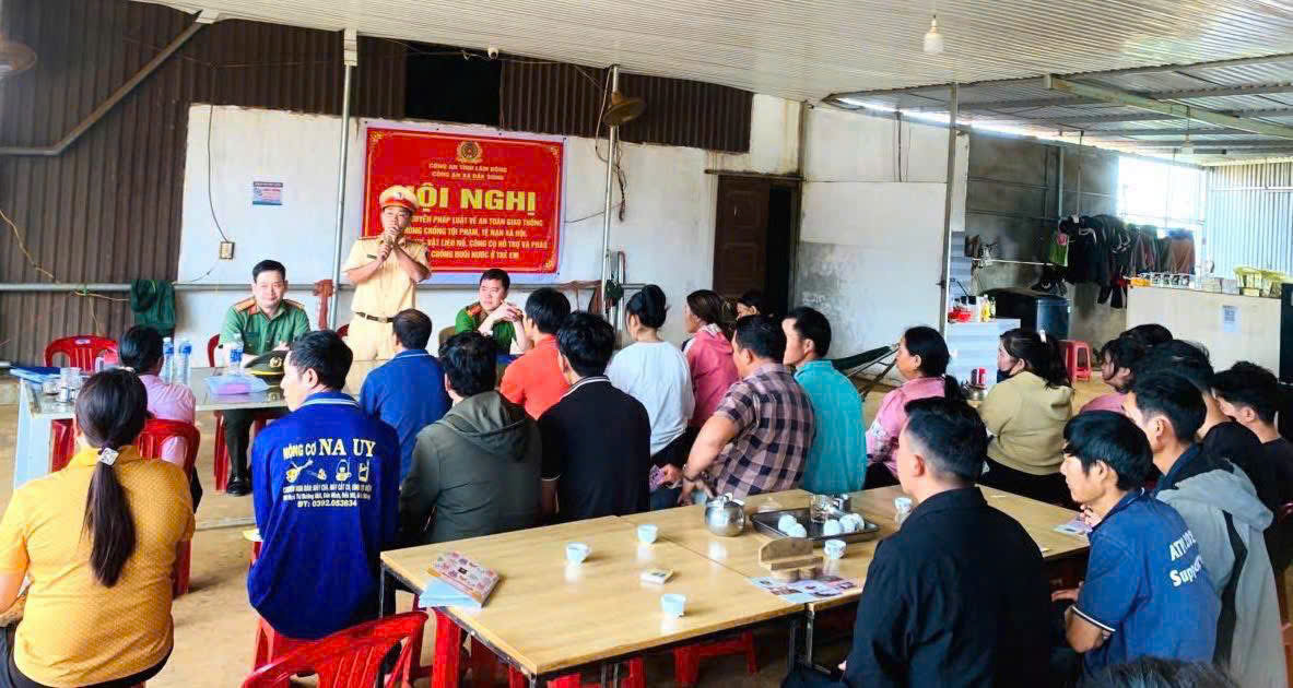 C&ocirc;ng an L&acirc;m Đồng vượt chục c&acirc;y số đường s&igrave;nh lầy tuy&ecirc;n truyền ph&aacute;p luật cho d&acirc;n l&agrave;ng Dao- Ảnh 2.
