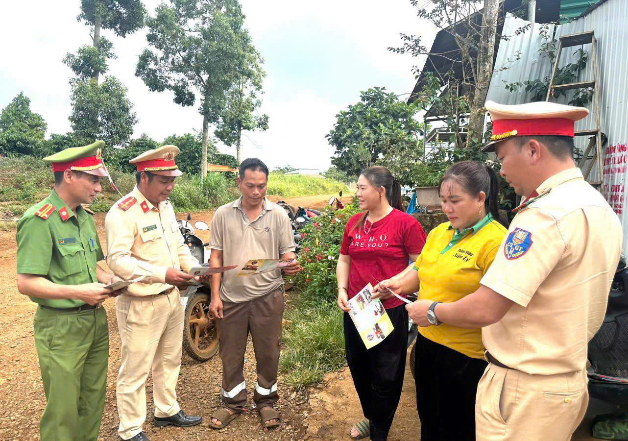 C&ocirc;ng an L&acirc;m Đồng vượt chục c&acirc;y số đường s&igrave;nh lầy tuy&ecirc;n truyền ph&aacute;p luật cho d&acirc;n l&agrave;ng Dao- Ảnh 4.