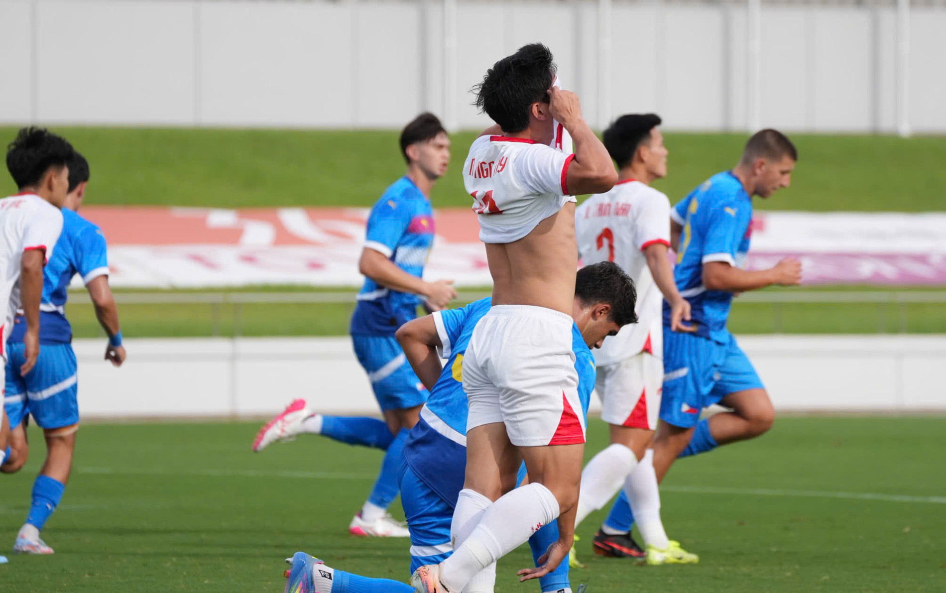 ASIAD 20: Thắng dễ Philippines, U23 Việt Nam rộng cửa v&agrave;o tứ kết - Ảnh 2.