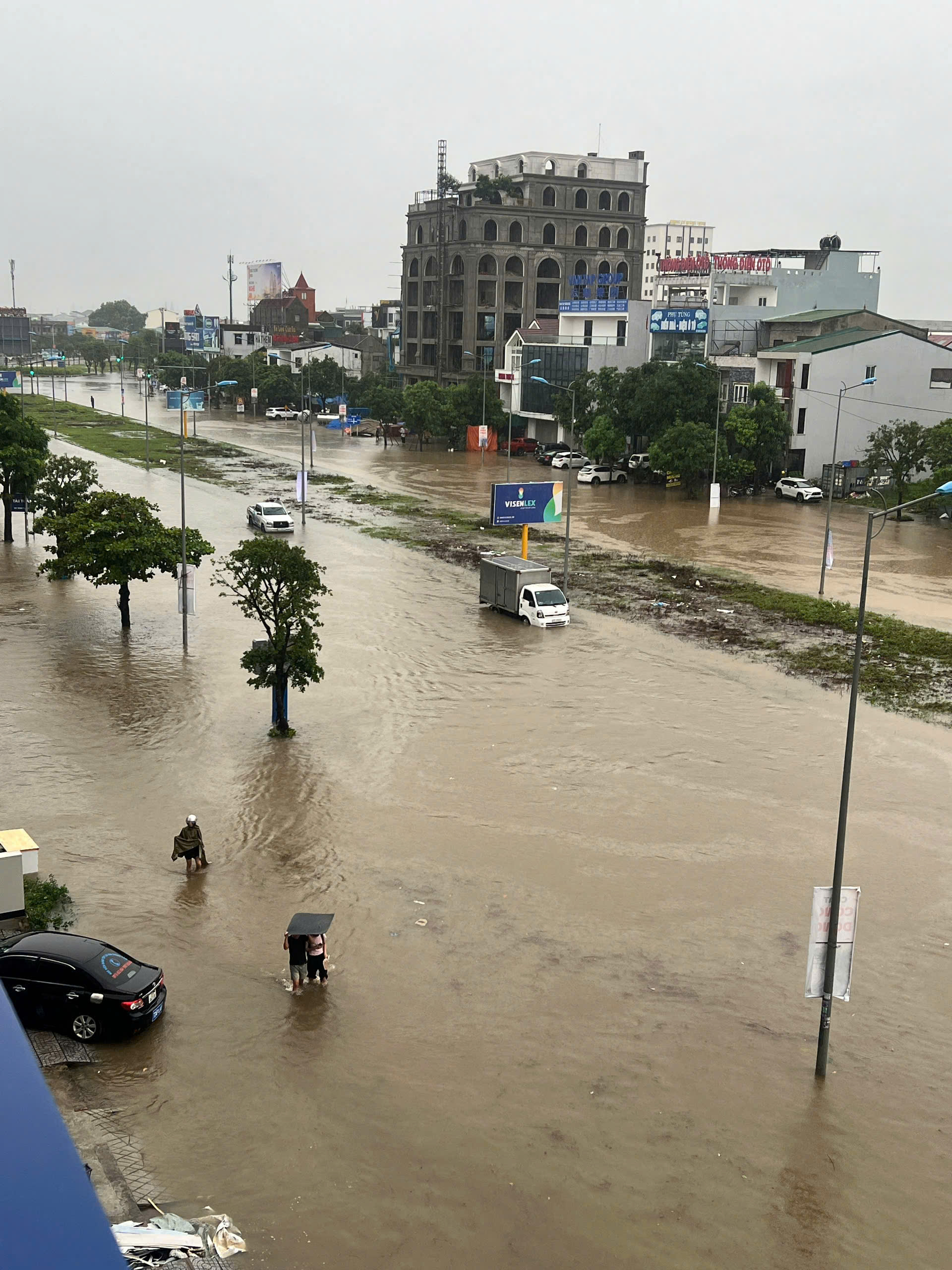 Nghệ An: Mưa lớn k&eacute;o d&agrave;i, h&agrave;ng loạt tuyến đường tại c&aacute;c phường trung t&acirc;m ngập hơn nửa m&eacute;t- Ảnh 7.