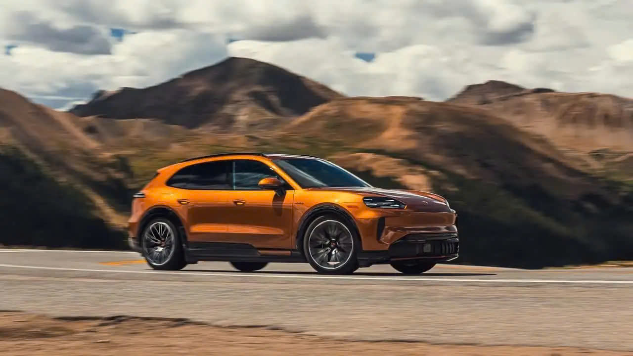 Porsche Cayenne điện tự đóng cửa khi tài xế cài dây an toàn - Ảnh 1.