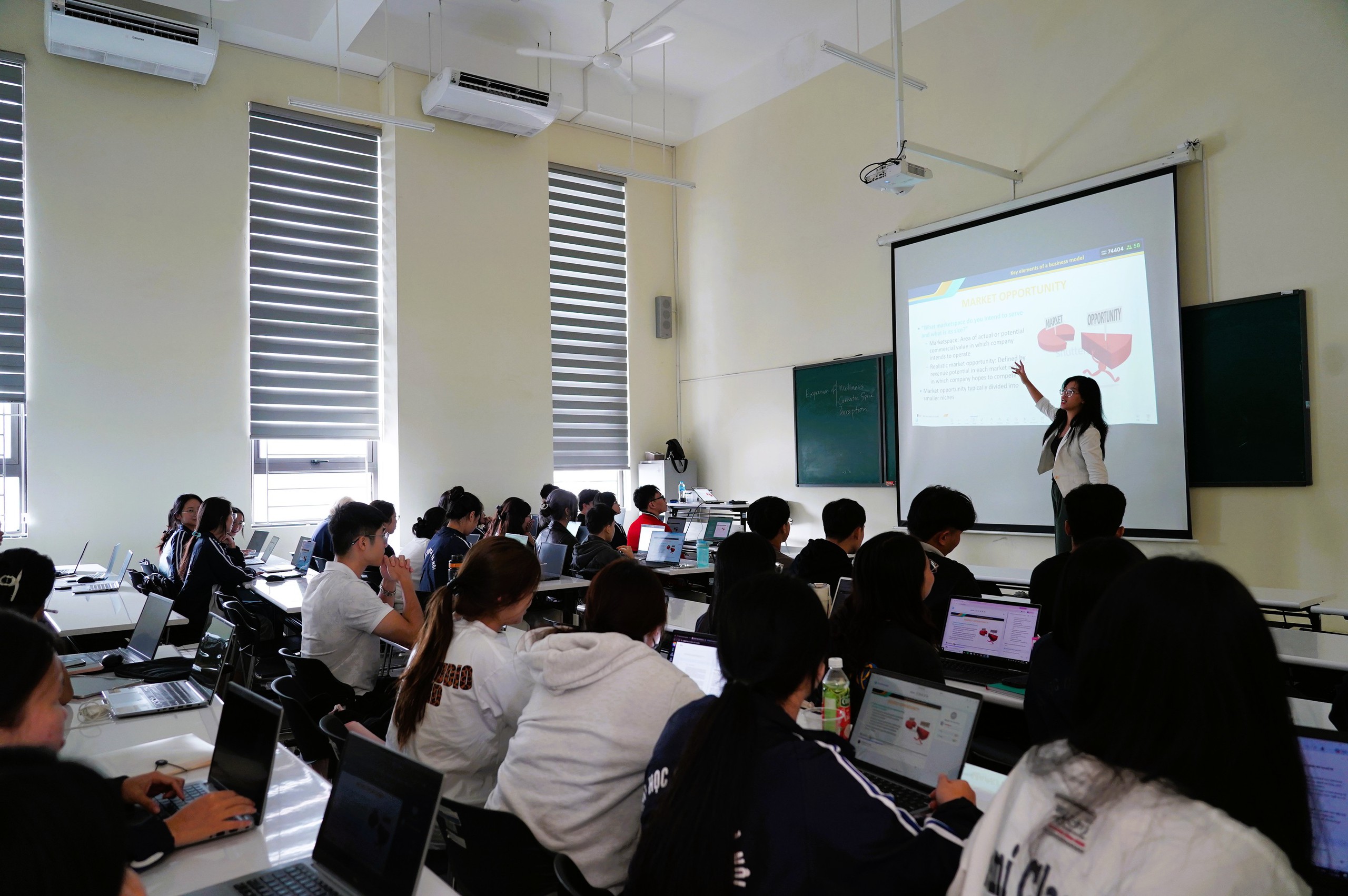 Kh&aacute;m ph&aacute; kh&ocirc;ng gian mới đ&ocirc; thị đại học H&ograve;a Lạc sau 13 năm x&acirc;y dựng- Ảnh 6.