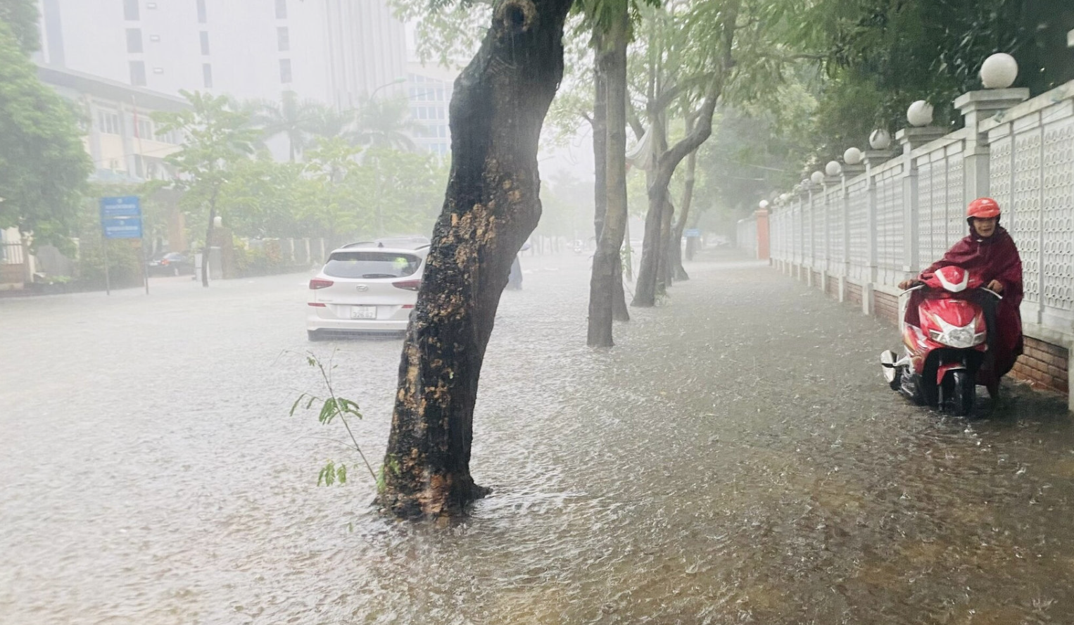 Nghệ An: Mưa lớn k&eacute;o d&agrave;i, h&agrave;ng loạt tuyến đường tại c&aacute;c phường trung t&acirc;m ngập hơn nửa m&eacute;t- Ảnh 11.