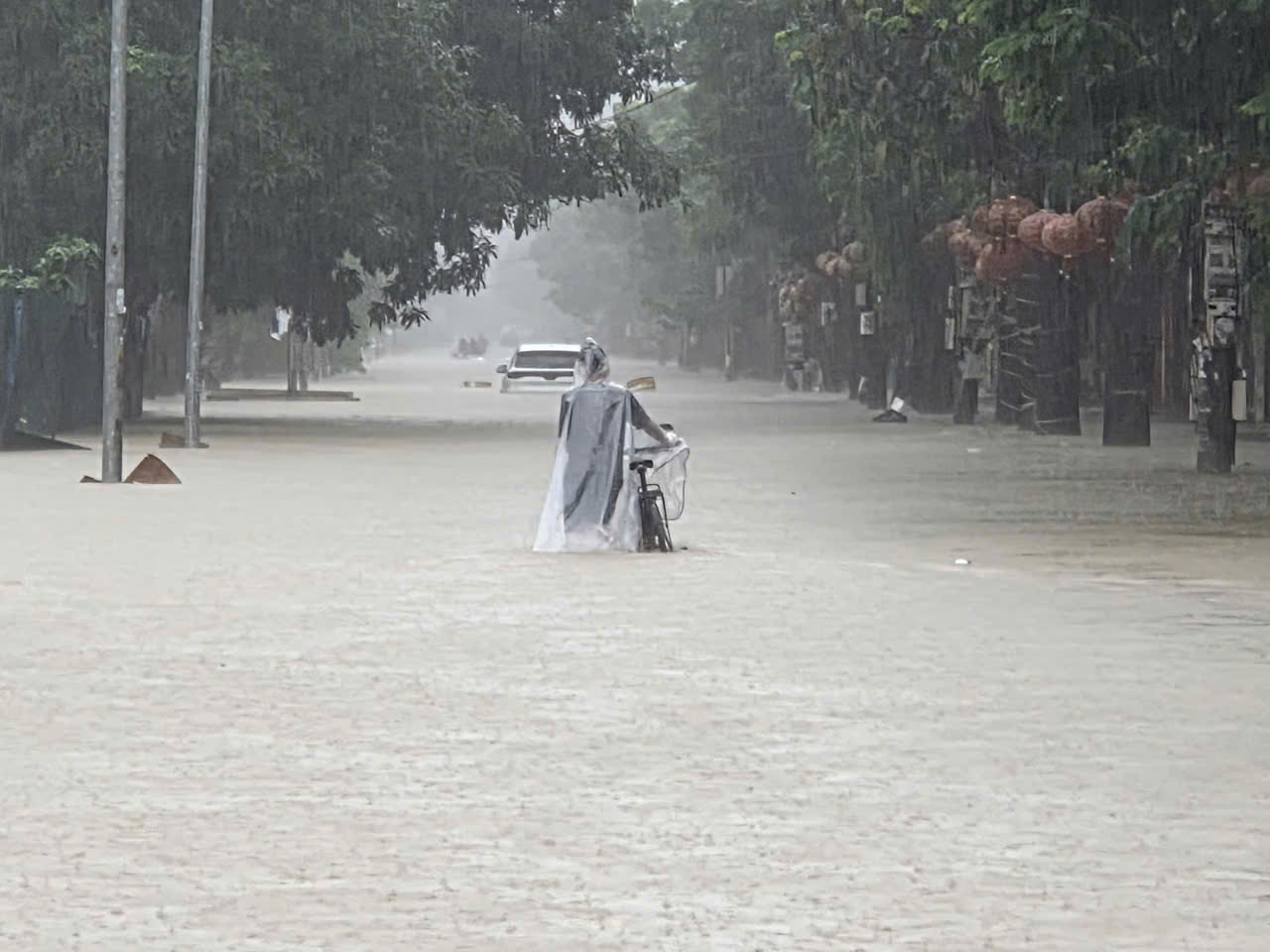 Nghệ An: Mưa lớn k&eacute;o d&agrave;i, h&agrave;ng loạt tuyến đường tại c&aacute;c phường trung t&acirc;m ngập hơn nửa m&eacute;t- Ảnh 4.