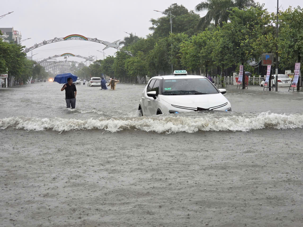 Nghệ An: Mưa lớn k&eacute;o d&agrave;i, h&agrave;ng loạt tuyến đường tại c&aacute;c phường trung t&acirc;m ngập hơn nửa m&eacute;t- Ảnh 15.