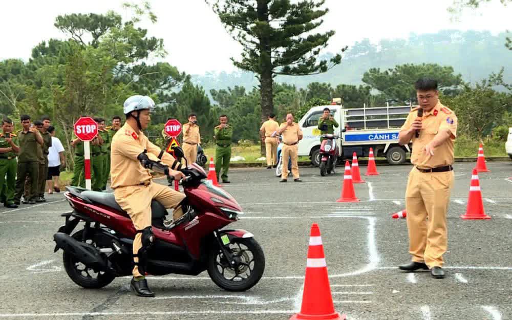Lâm Đồng: Tuyên truyền pháp luật ATGT, trật tự đô thị đến các hội, nhóm Lân - Sư - Rồng- Ảnh 3.