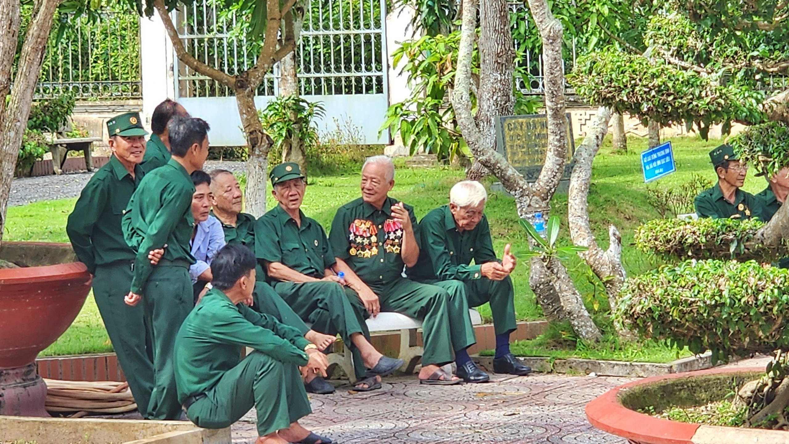 H&agrave;ng ng&agrave;n người về d&acirc;ng hương tại Đền thờ B&aacute;c Hồ ở Ch&acirc;u Thới ng&agrave;y Tết độc lập - Ảnh 6.