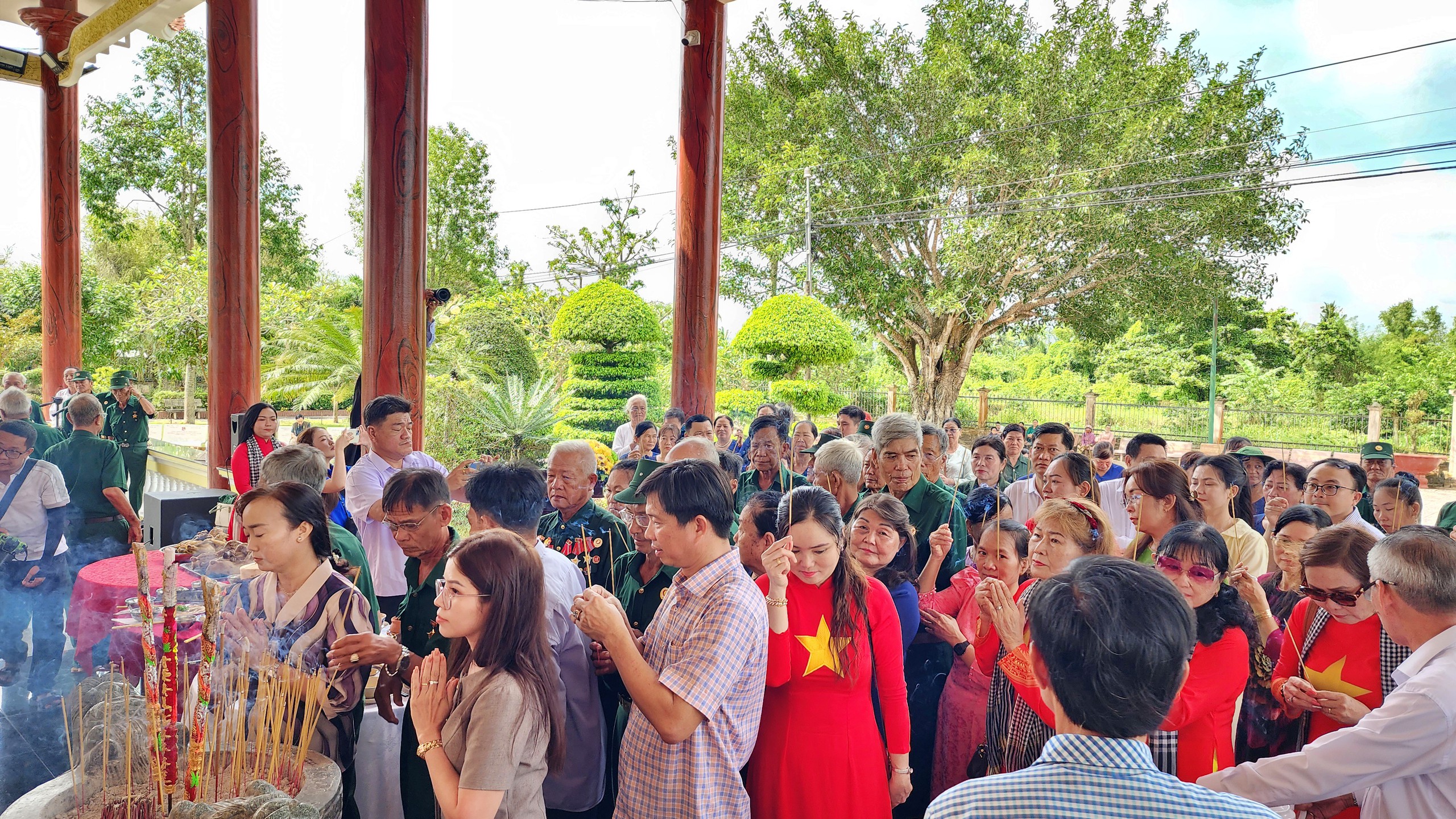 H&agrave;ng ng&agrave;n người về d&acirc;ng hương tại Đền thờ B&aacute;c Hồ ở Ch&acirc;u Thới ng&agrave;y Tết độc lập - Ảnh 10.