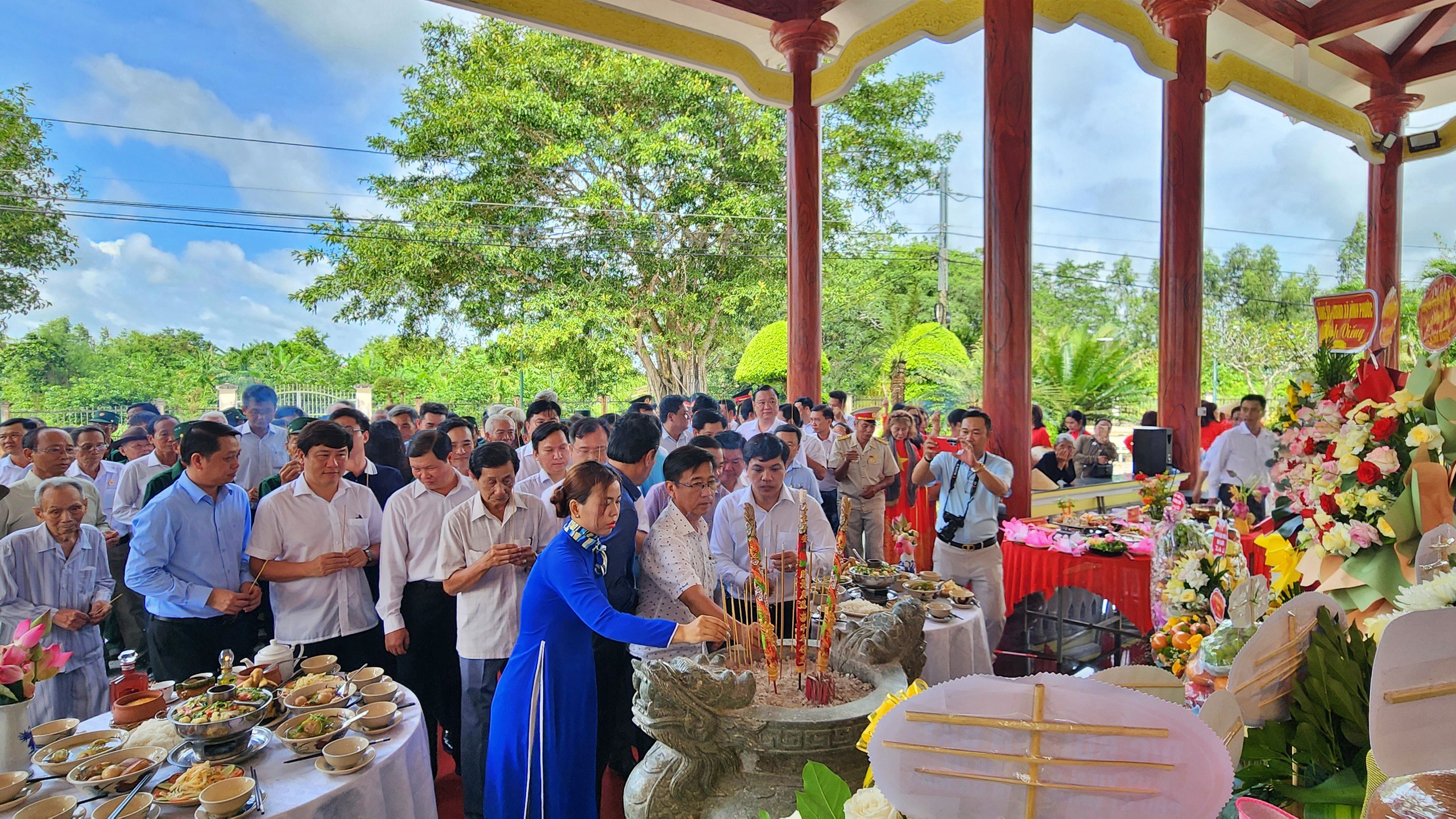 H&agrave;ng ng&agrave;n người về d&acirc;ng hương tại Đền thờ B&aacute;c Hồ ở Ch&acirc;u Thới ng&agrave;y Tết độc lập - Ảnh 2.