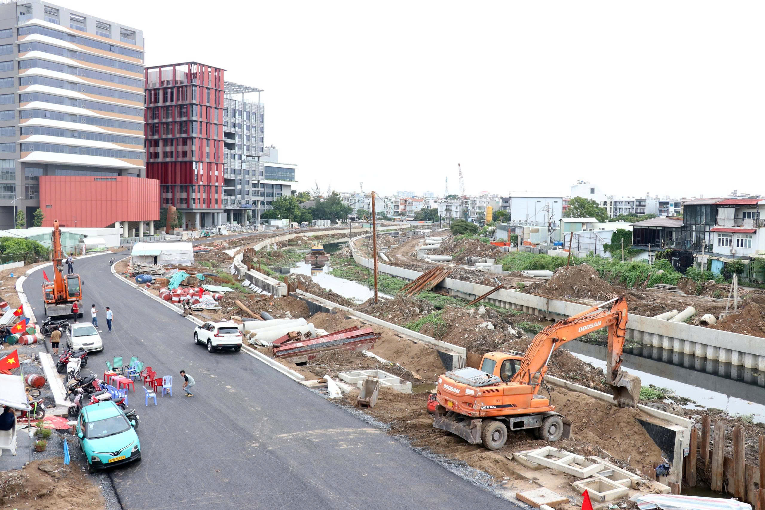 TP.HCM thông xe kỹ thuật tuyến đường đầu tiên thuộc dự án rạch Xuyên Tâm - Ảnh 2.