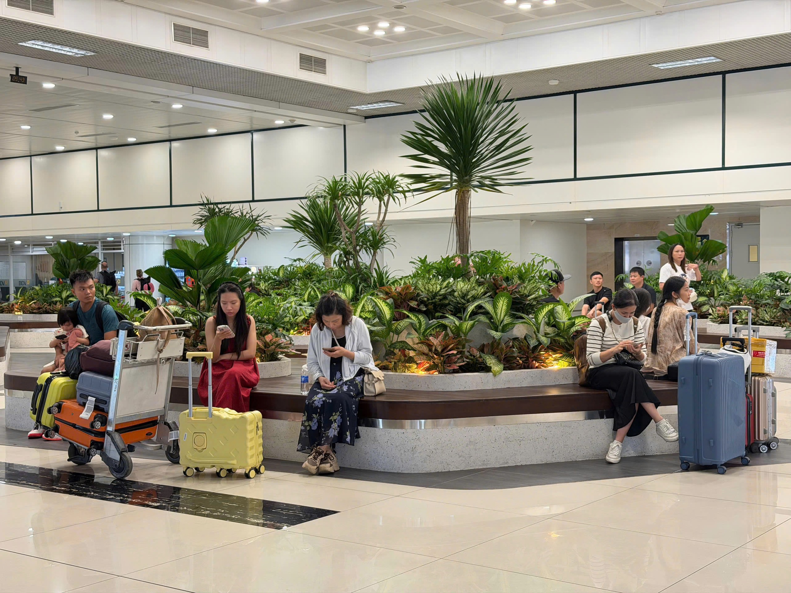 Ngày cuối nghỉ lễ 2/9: Sân bay Nội Bài đón 120.000 lượt khách - Ảnh 1.
