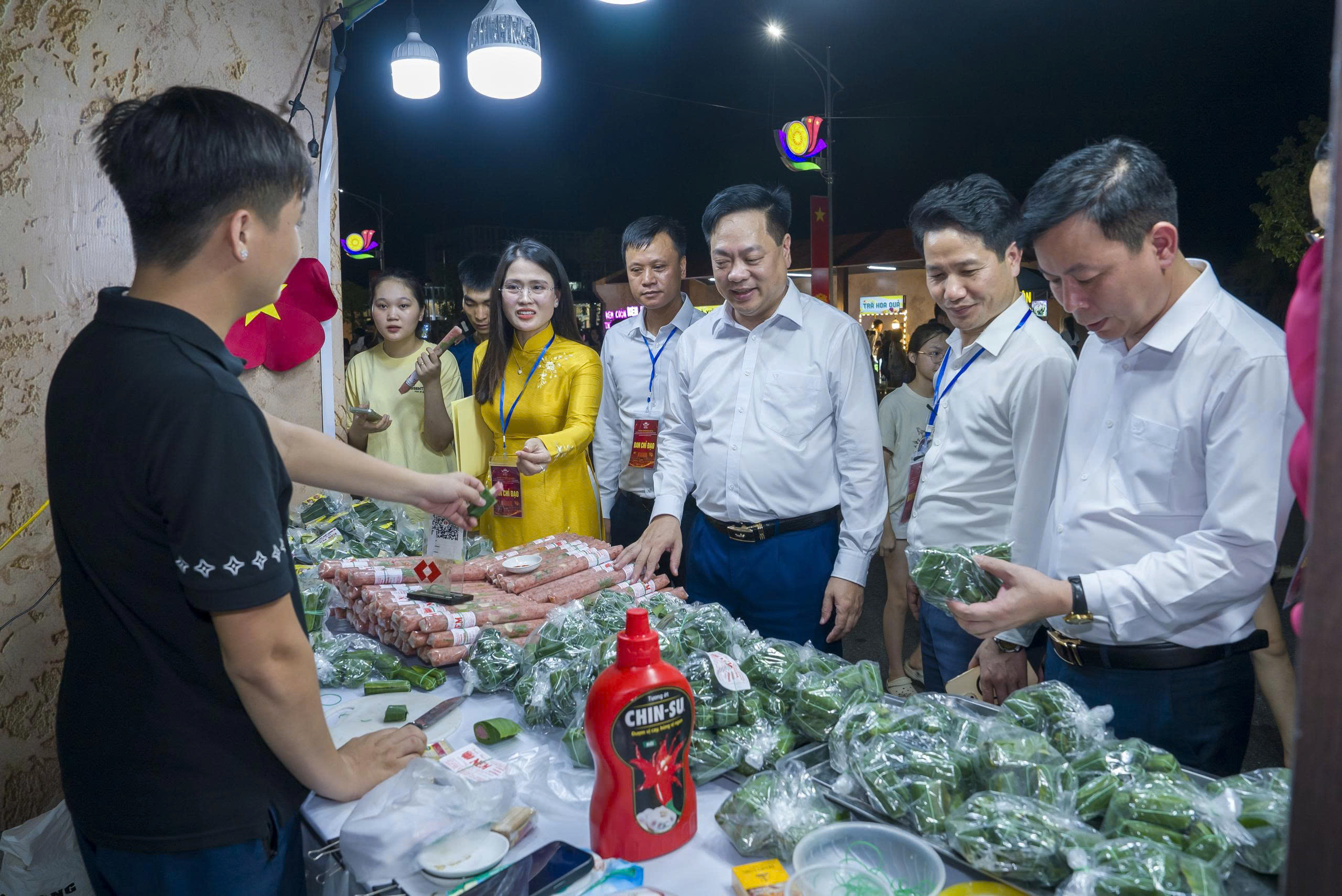 Cận cảnh phố đi bộ Vạn Xu&acirc;n, c&ocirc;ng tr&igrave;nh ch&agrave;o mừng C&aacute;ch mạng Th&aacute;ng T&aacute;m v&agrave; Quốc kh&aacute;nh 2/9 - Ảnh 5.