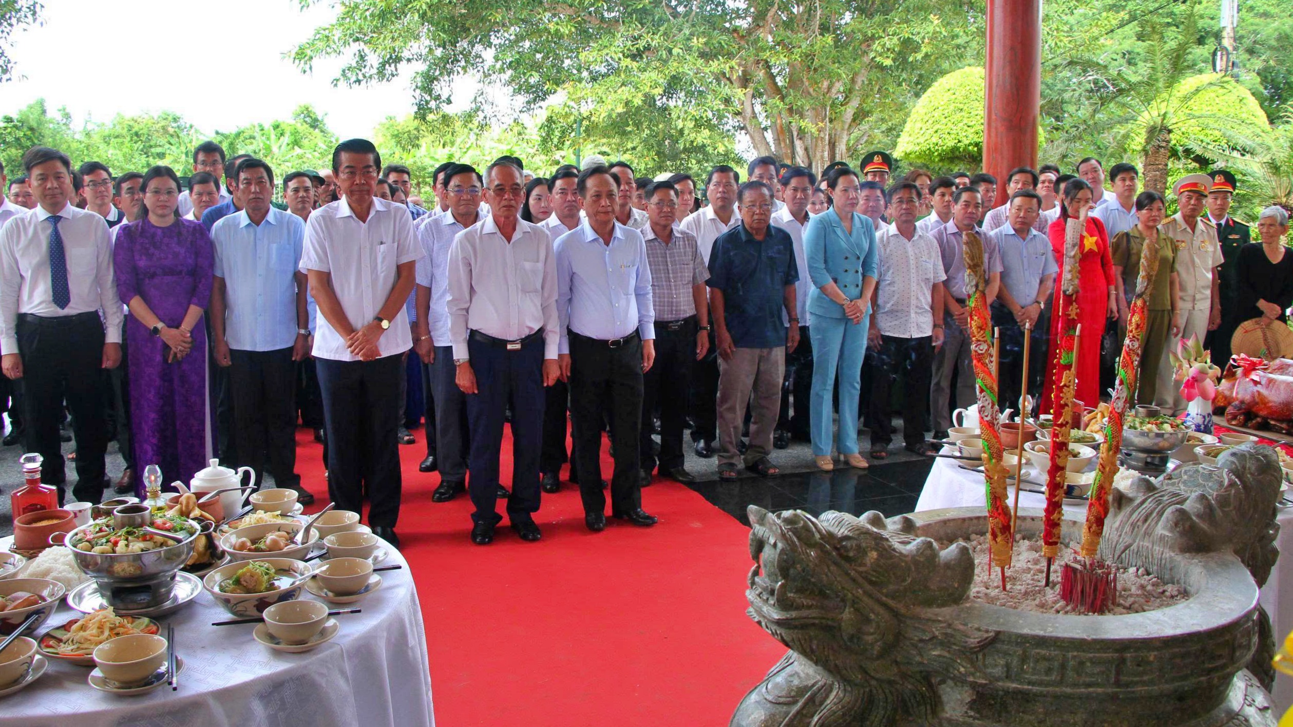 H&agrave;ng ng&agrave;n người về d&acirc;ng hương tại Đền thờ B&aacute;c Hồ ở Ch&acirc;u Thới ng&agrave;y Tết độc lập - Ảnh 8.