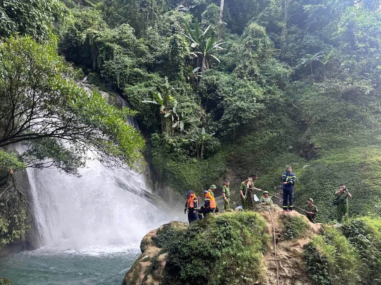 Tuyên Quang: Một du khách bị cuốn trôi khi tắm tại thác Khâu Làn, xã Quản Bạ - Ảnh 1.