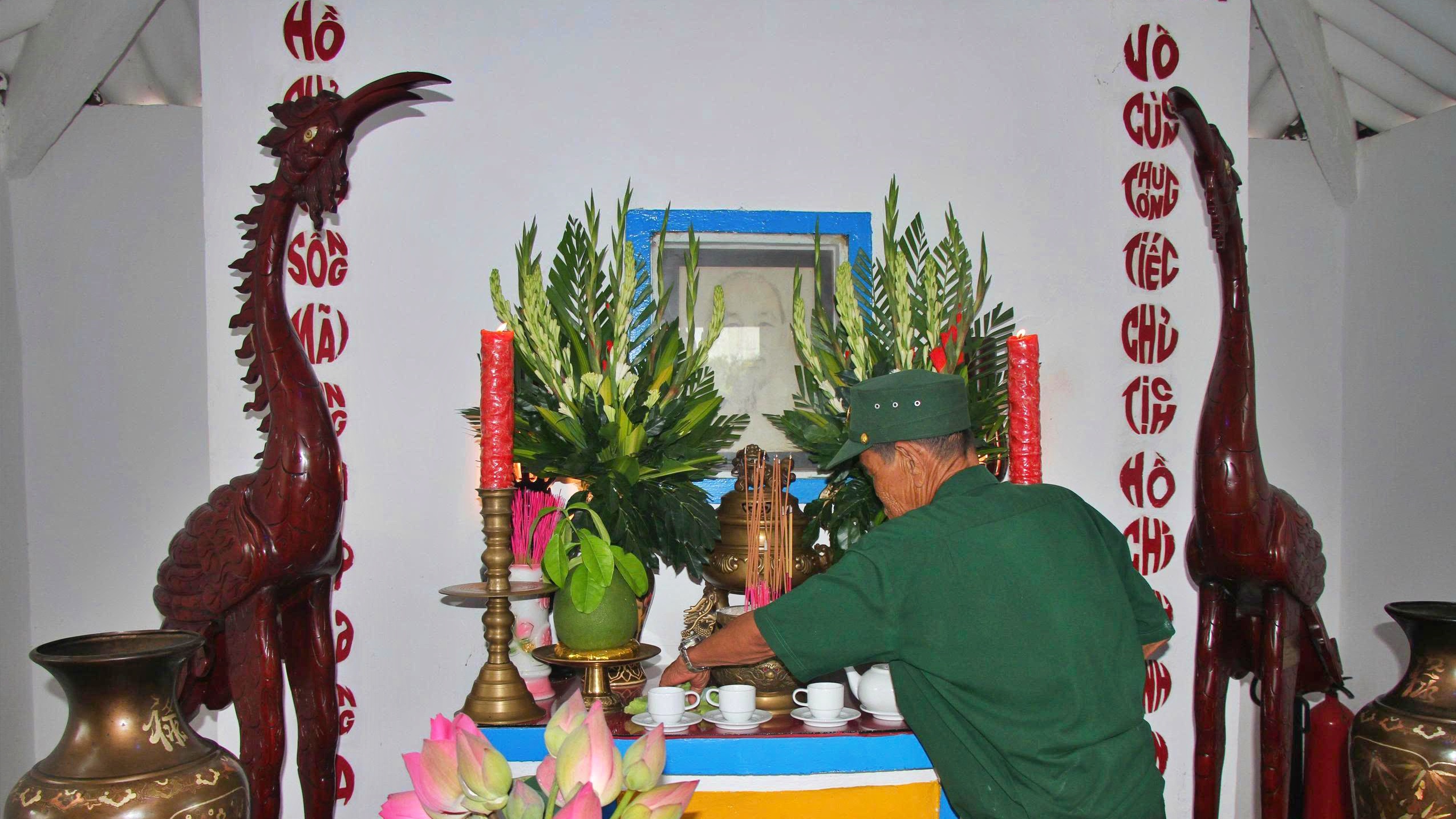H&agrave;ng ng&agrave;n người về d&acirc;ng hương tại Đền thờ B&aacute;c Hồ ở Ch&acirc;u Thới ng&agrave;y Tết độc lập - Ảnh 5.