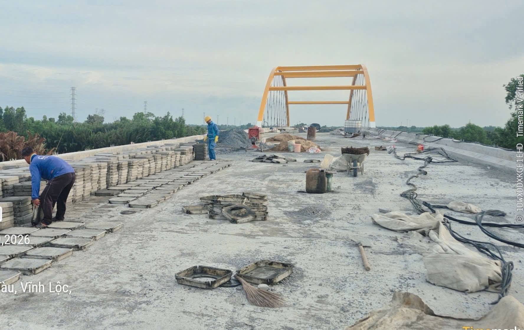 C&ocirc;ng nh&acirc;n l&agrave;m việc xuy&ecirc;n lễ tại c&ocirc;ng trường đường Hồ Ch&iacute; Minh qua tỉnh An Giang - Ảnh 1.