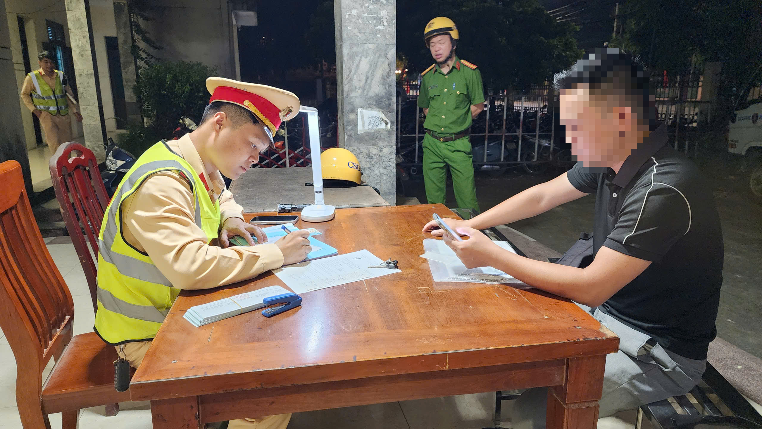 Dính nồng độ cồn kịch khung, tài xế thanh minh chỉ uống nước bò húc - Ảnh 7.