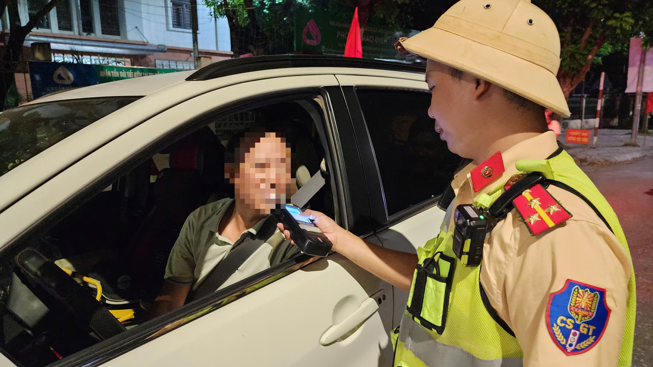 Dính nồng độ cồn kịch khung, tài xế thanh minh chỉ uống nước bò húc - Ảnh 3.