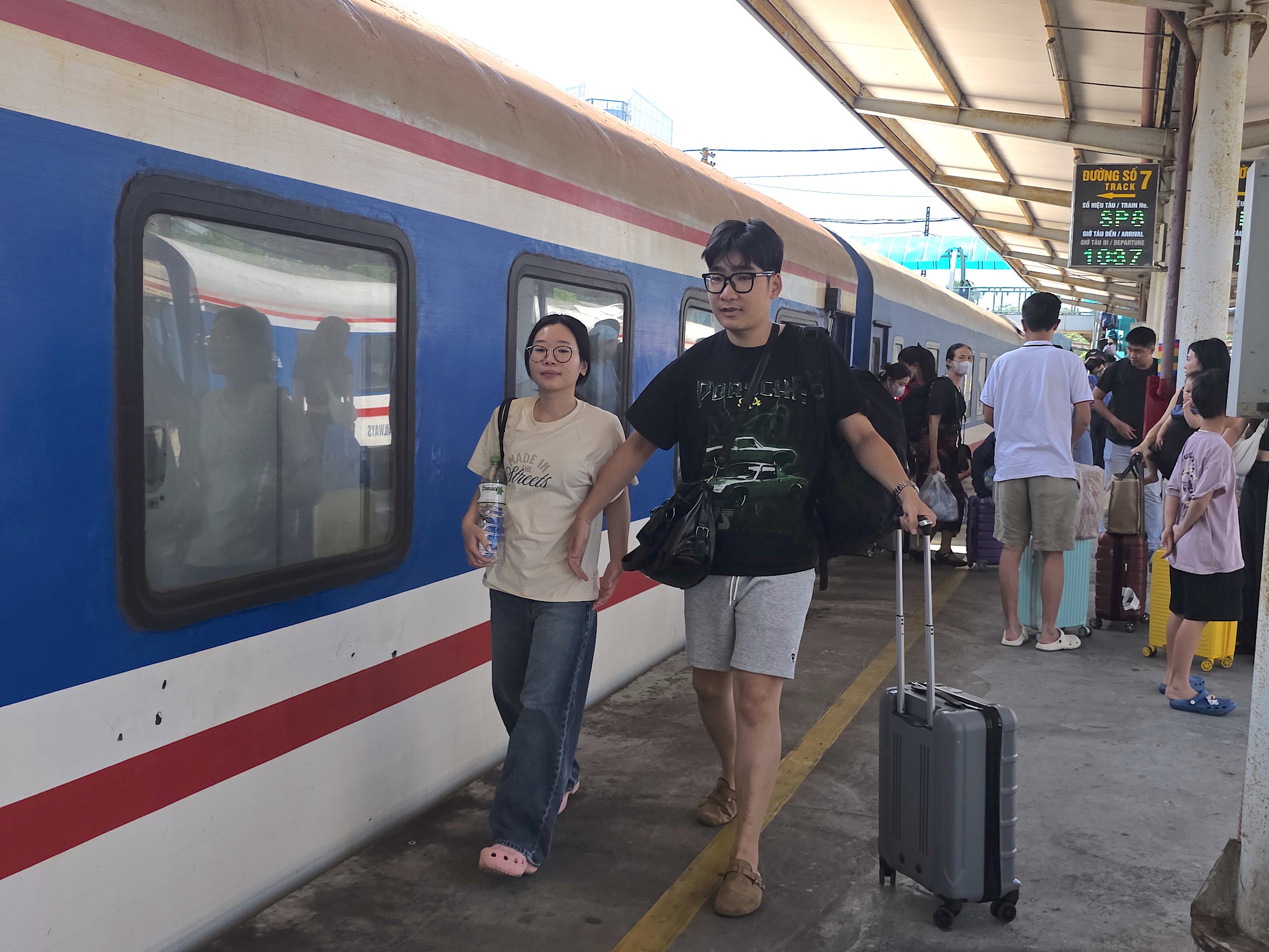 H&agrave;ng chục ngh&igrave;n h&agrave;nh kh&aacute;ch theo t&agrave;u trở về Thủ đ&ocirc; sau kỳ nghỉ lễ Quốc kh&aacute;nh - Ảnh 6.